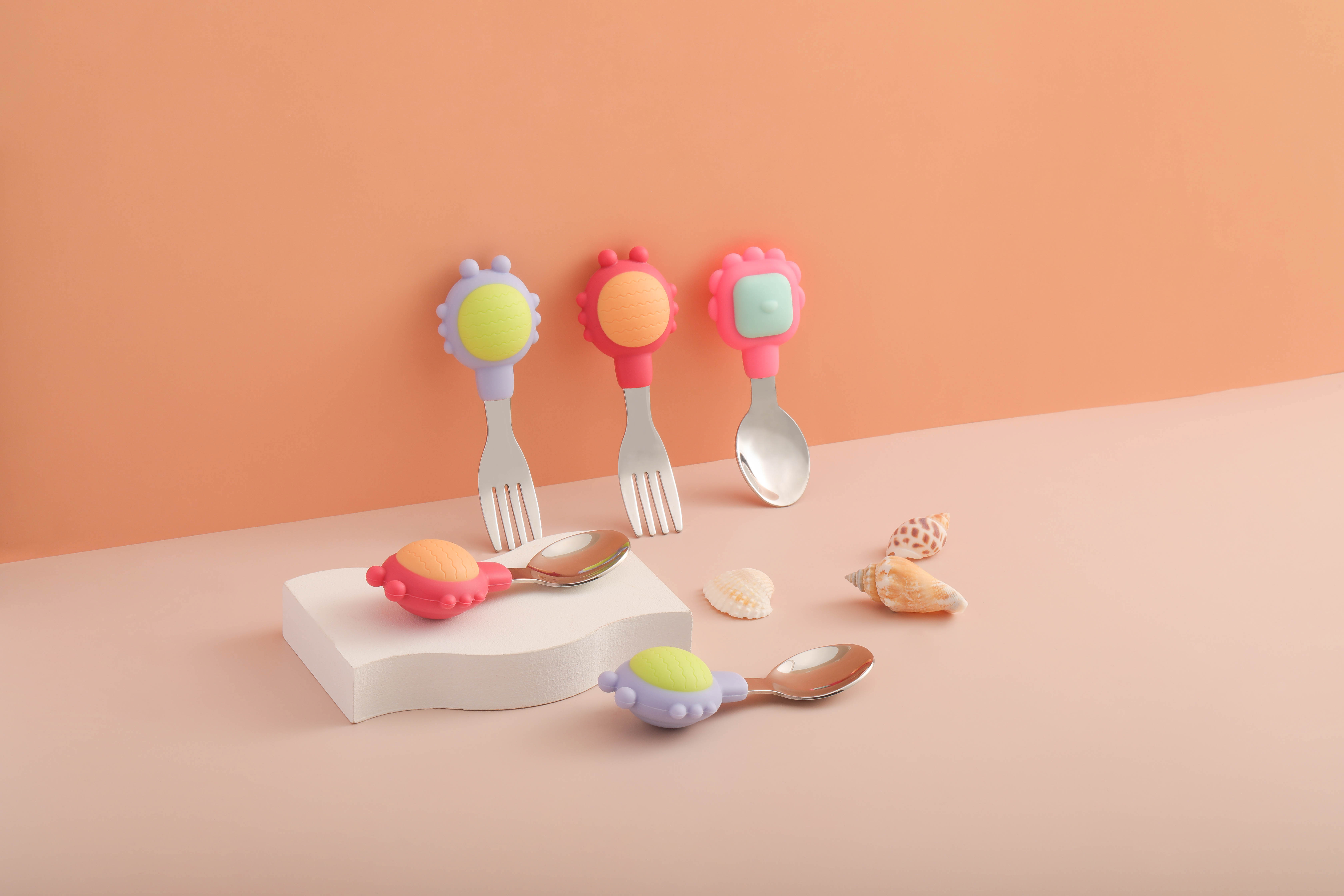 children，stainless steel，Fork spoon，having dinner，Mother and baby，