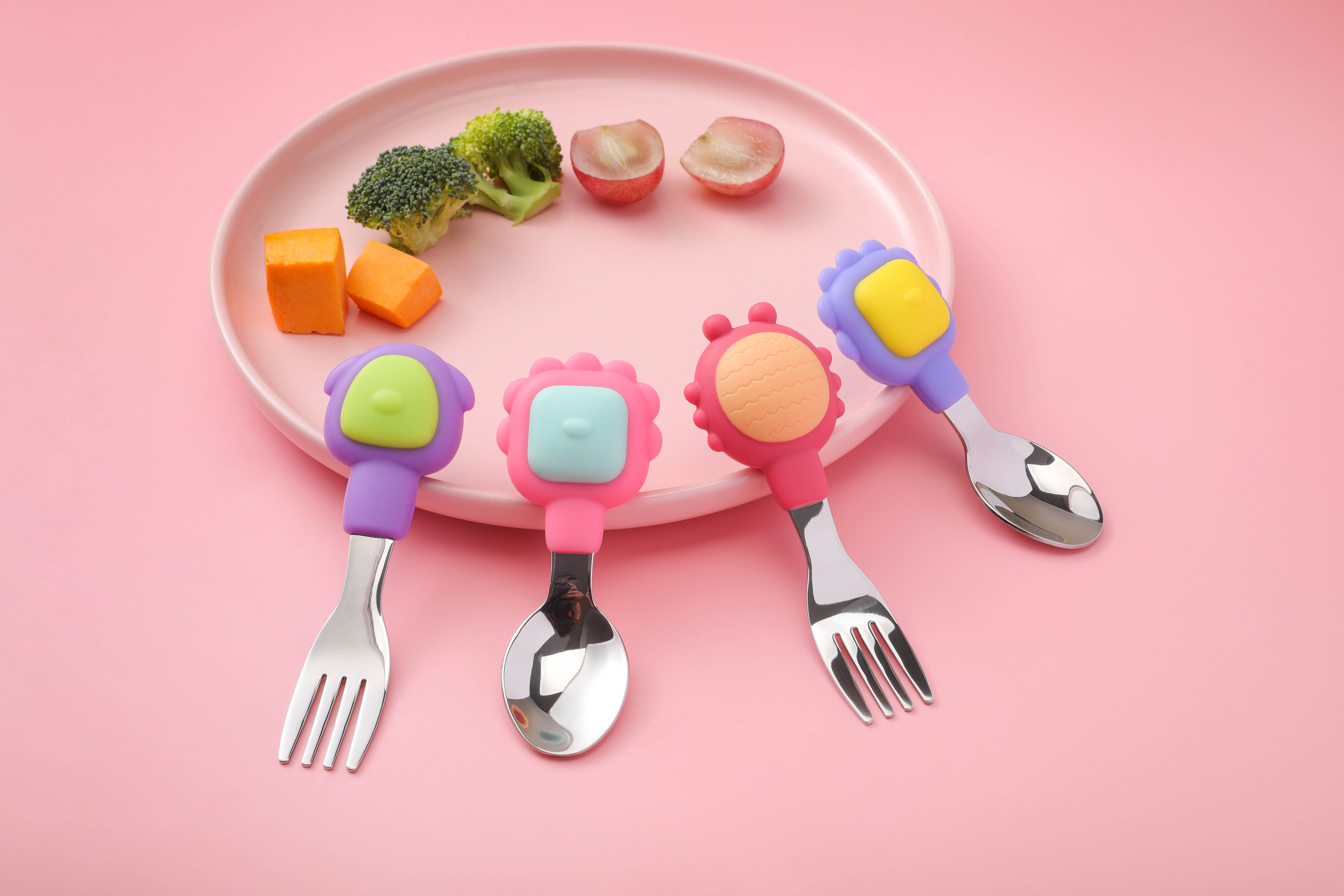 children，stainless steel，Fork spoon，having dinner，Mother and baby，