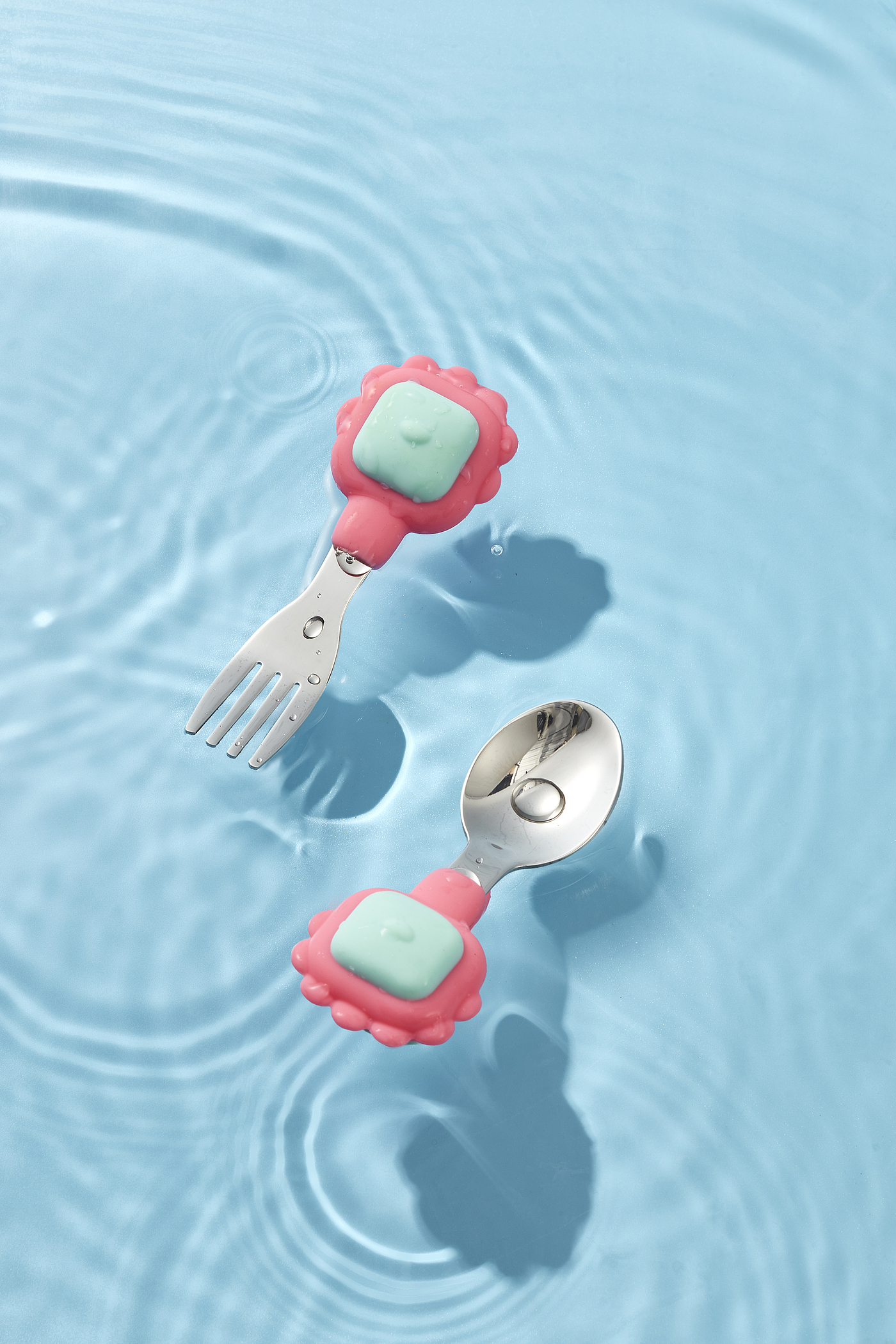 children，stainless steel，Fork spoon，having dinner，Mother and baby，