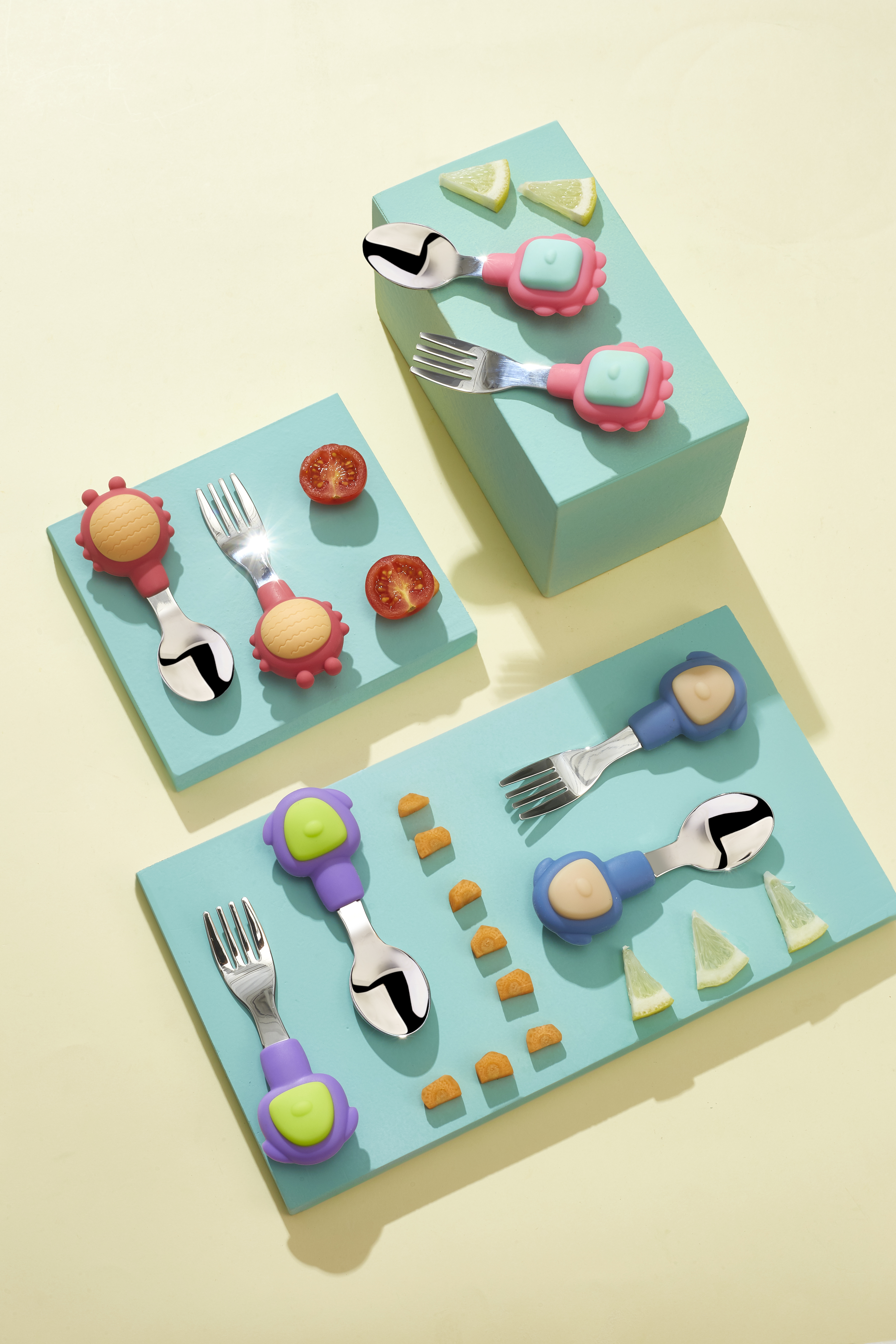 children，stainless steel，Fork spoon，having dinner，Mother and baby，