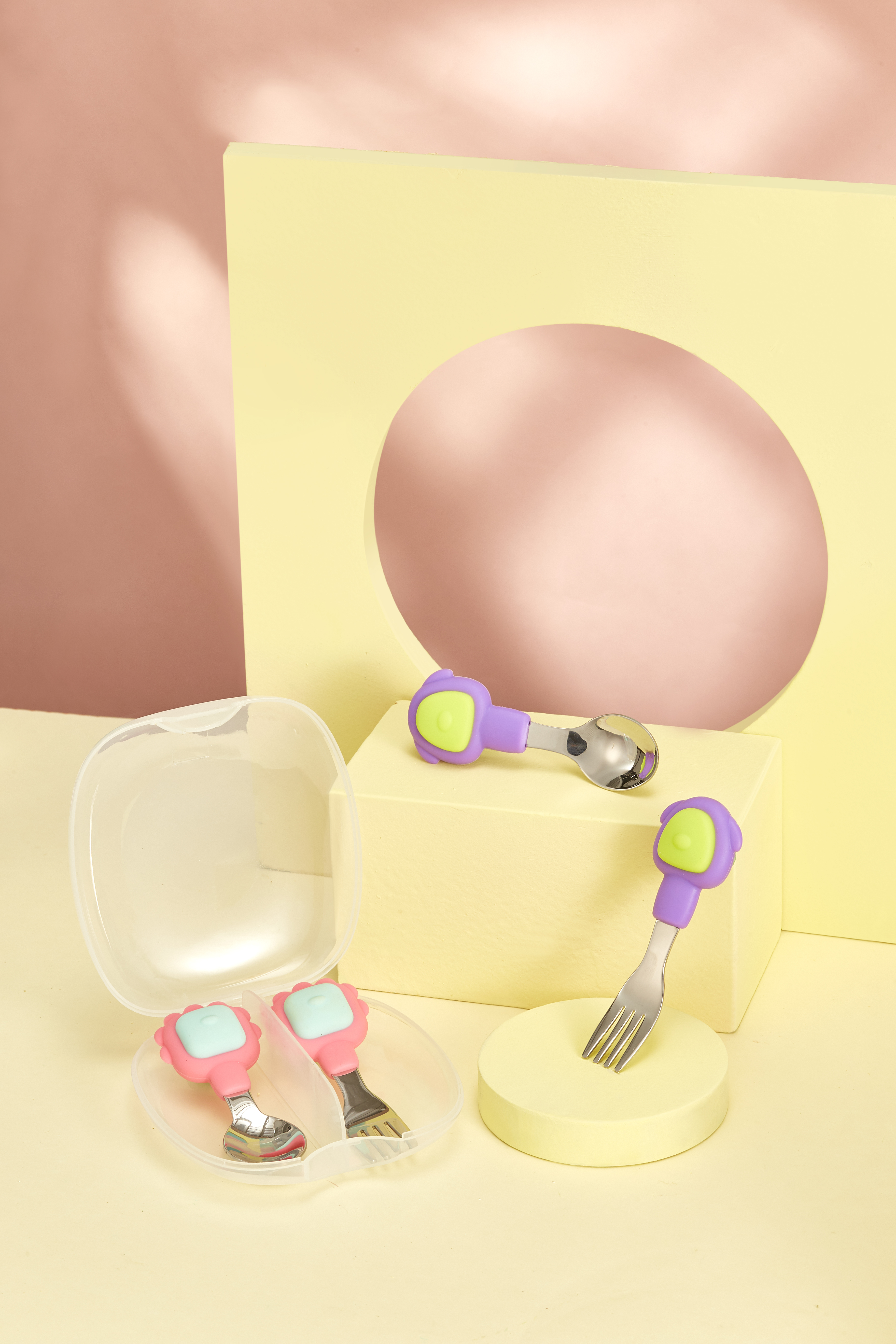 children，stainless steel，Fork spoon，having dinner，Mother and baby，