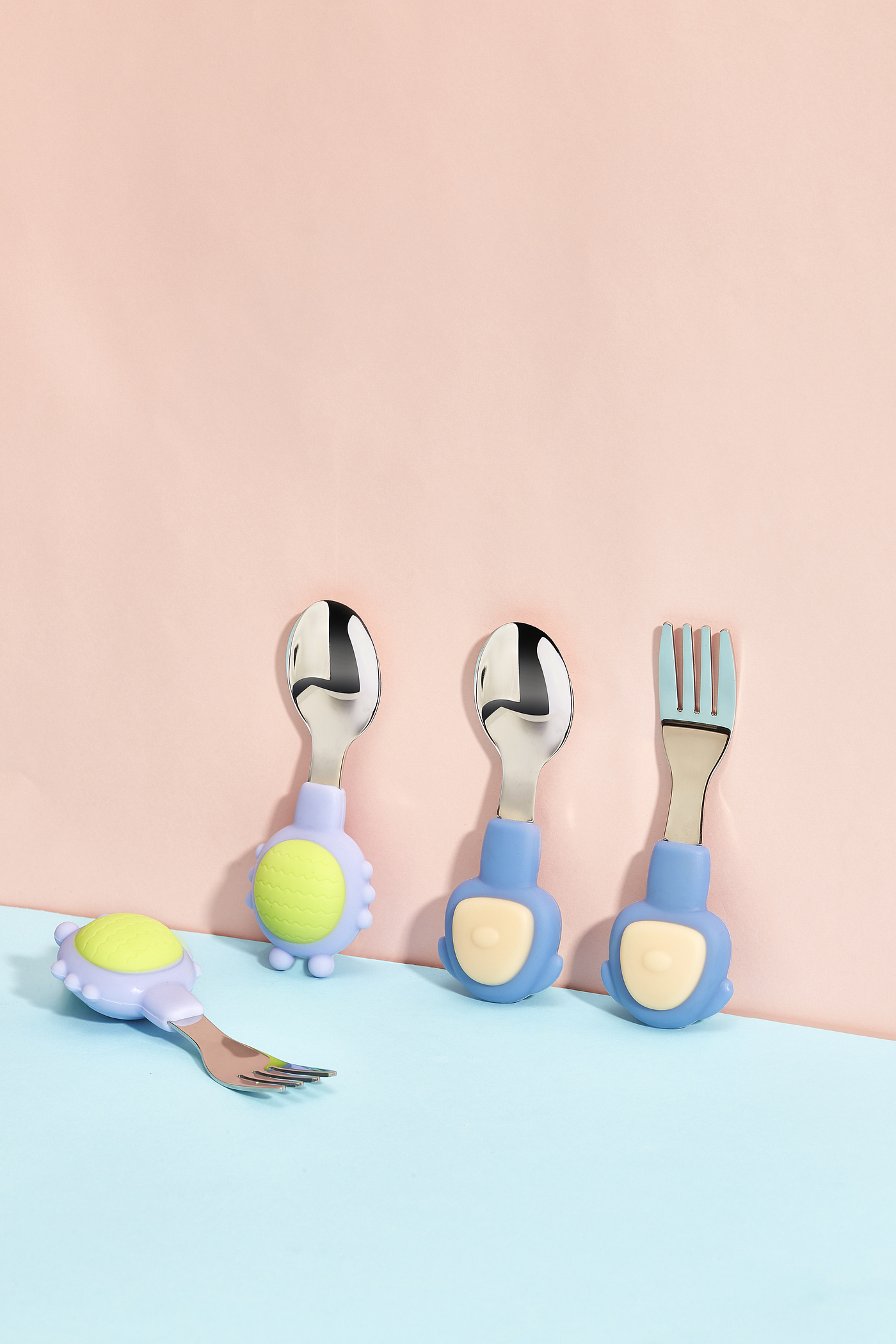 children，stainless steel，Fork spoon，having dinner，Mother and baby，