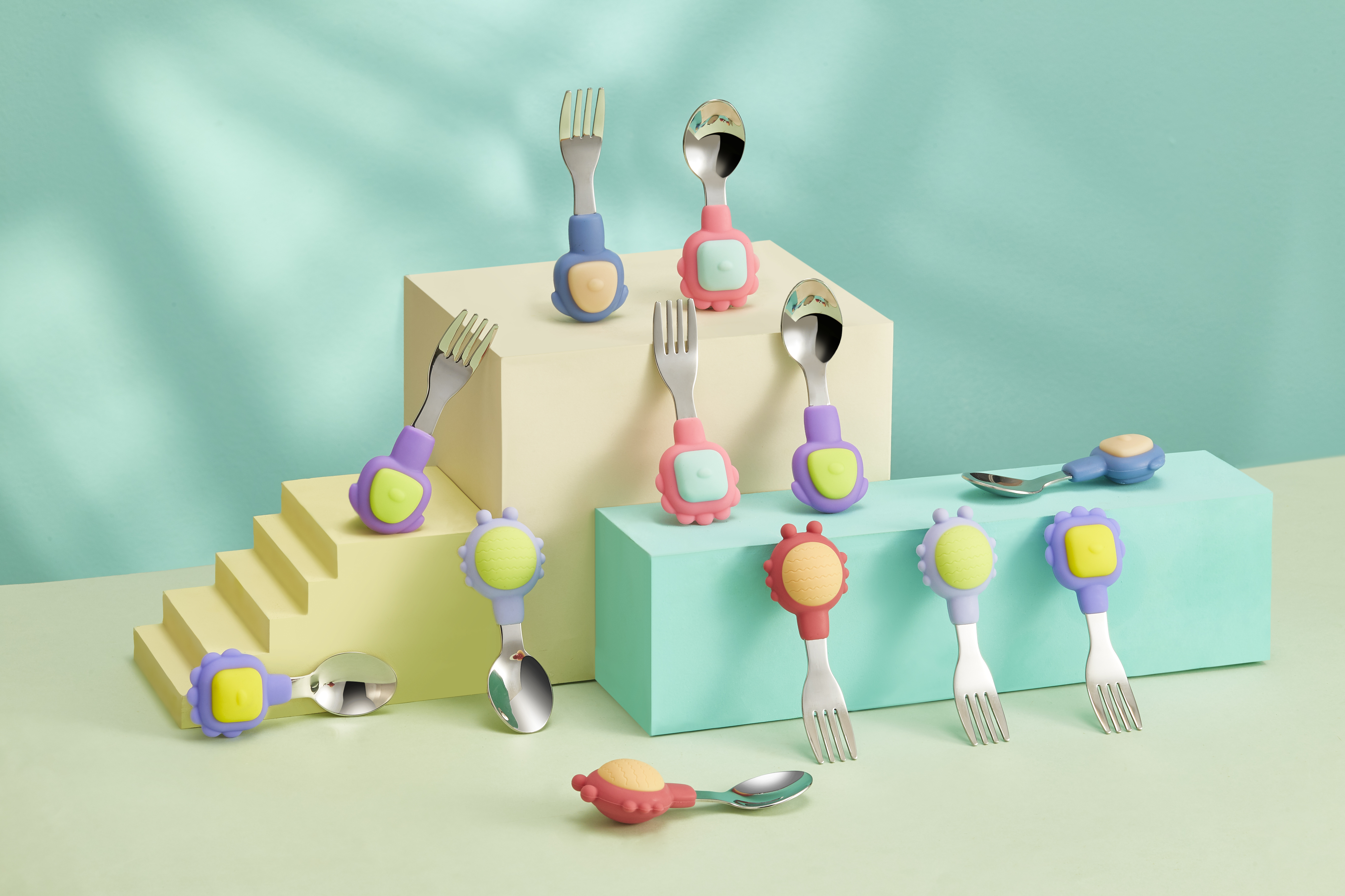 children，stainless steel，Fork spoon，having dinner，Mother and baby，