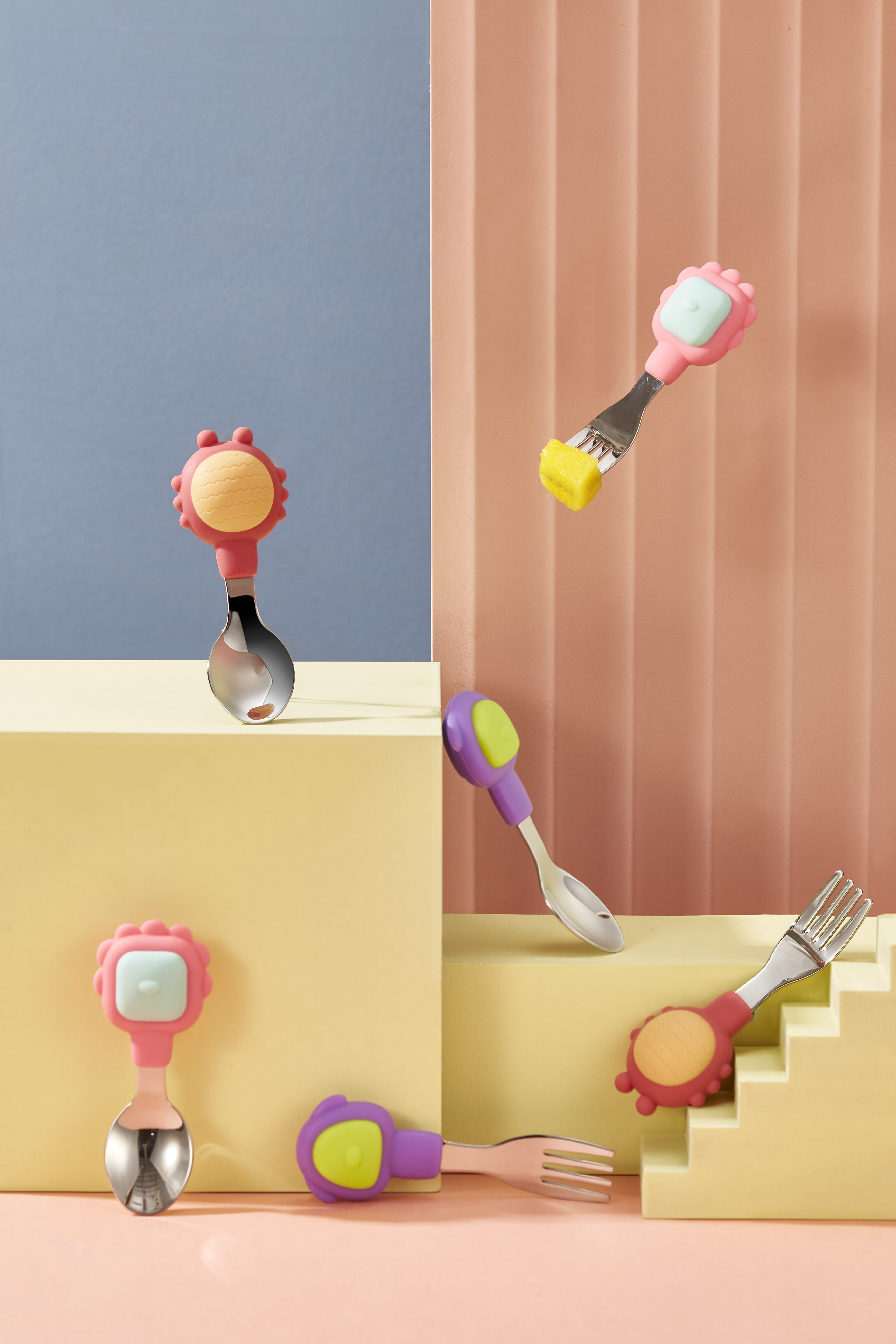 children，stainless steel，Fork spoon，having dinner，Mother and baby，