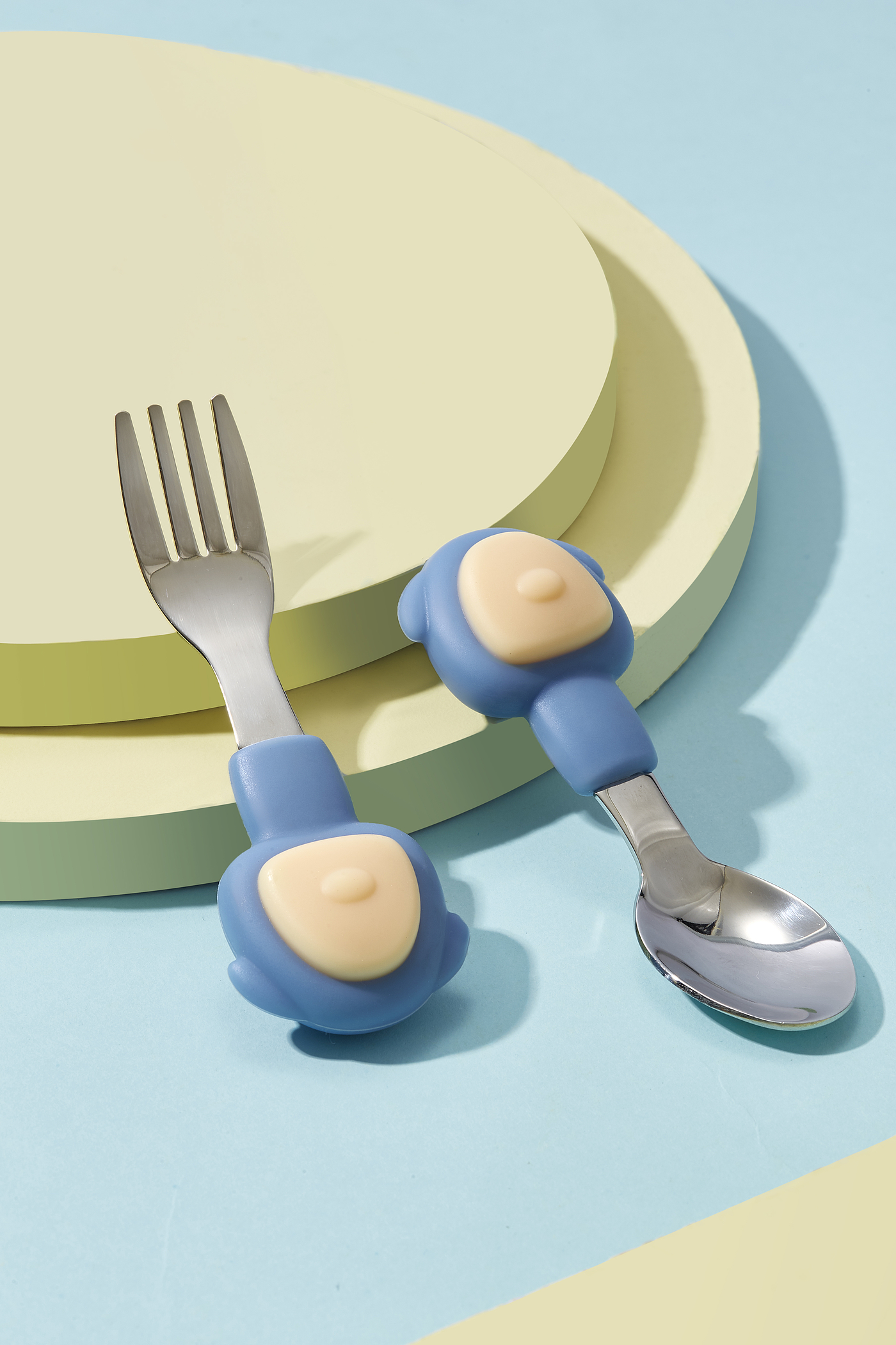 children，stainless steel，Fork spoon，having dinner，Mother and baby，