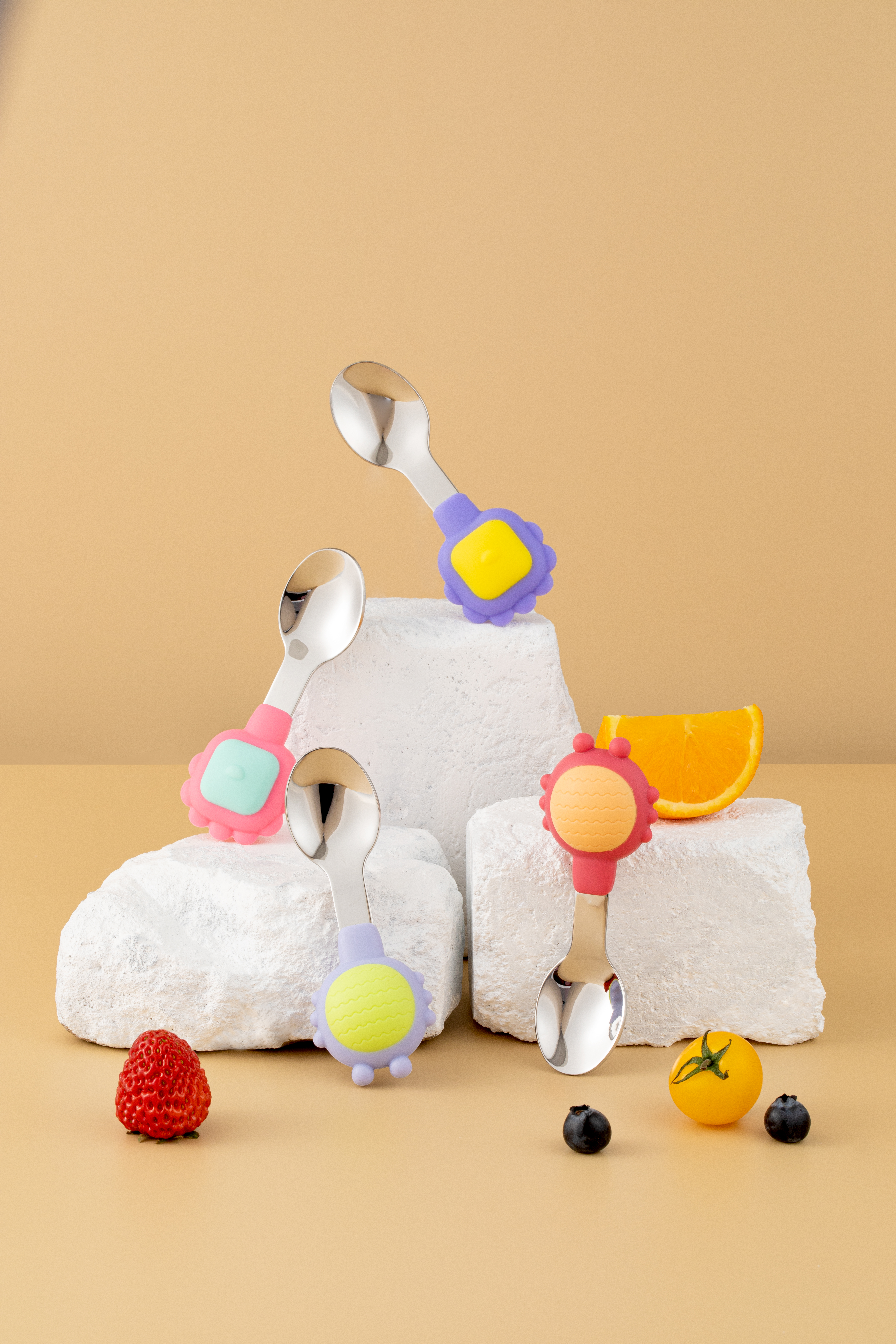 children，stainless steel，Fork spoon，having dinner，Mother and baby，