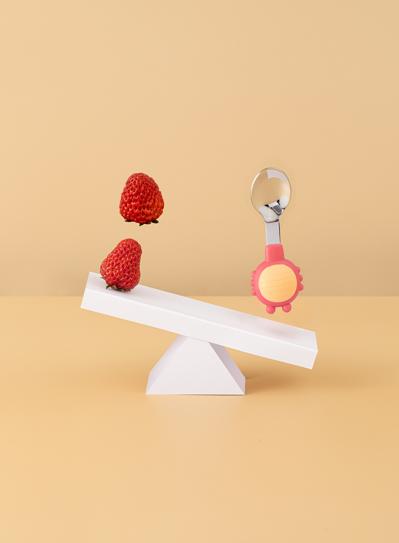 children，stainless steel，Fork spoon，having dinner，Mother and baby，