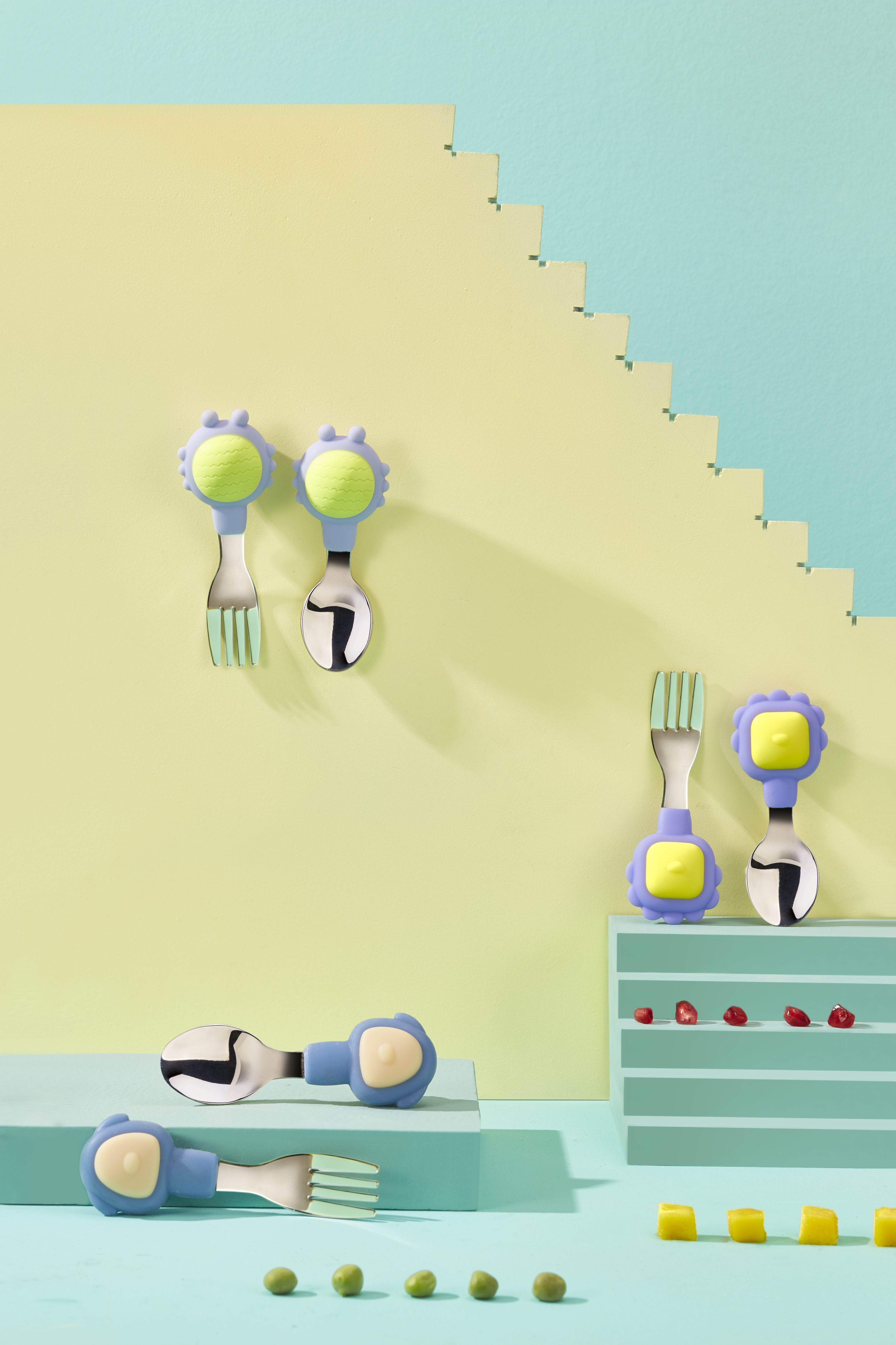 children，stainless steel，Fork spoon，having dinner，Mother and baby，