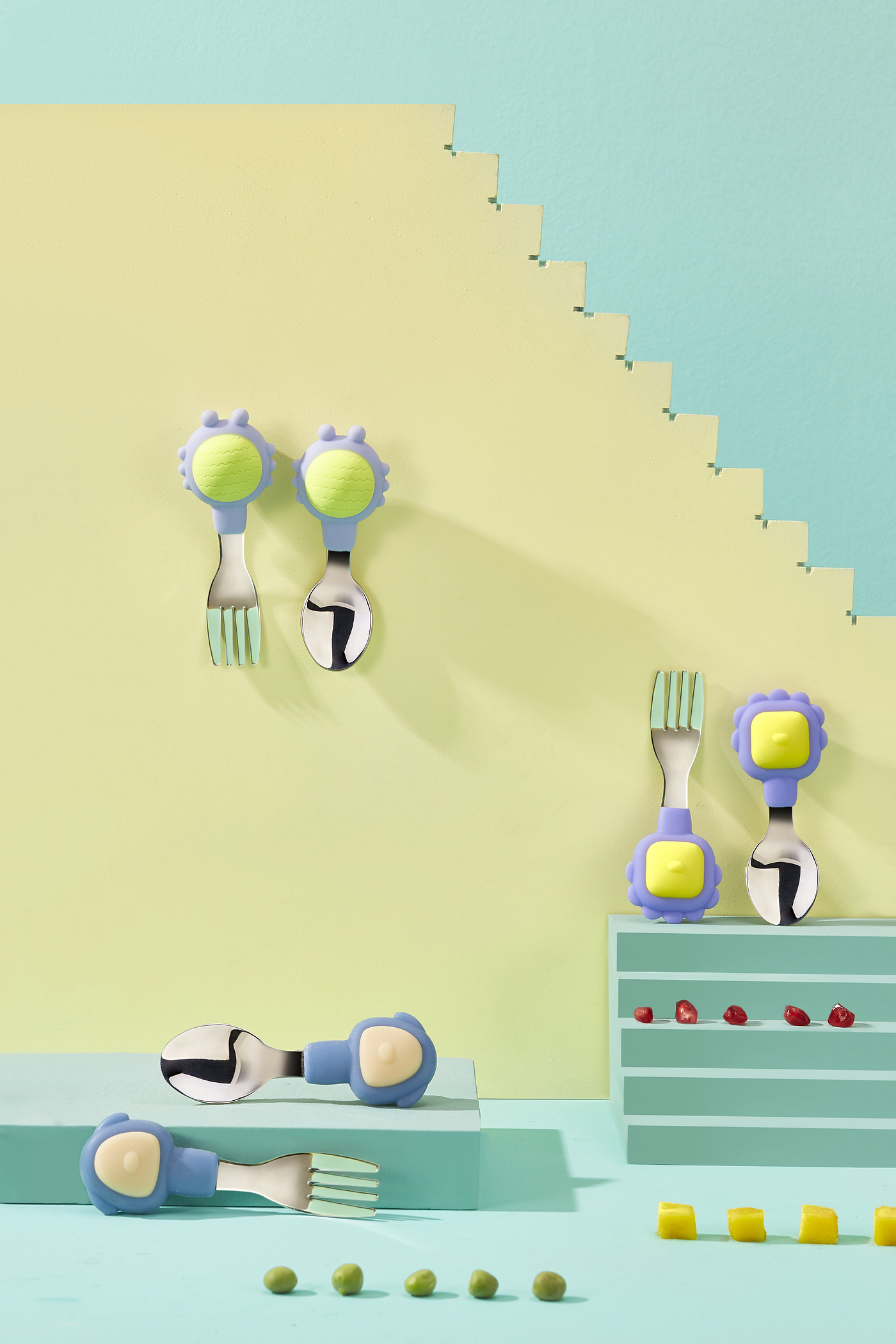 children，stainless steel，Fork spoon，having dinner，Mother and baby，