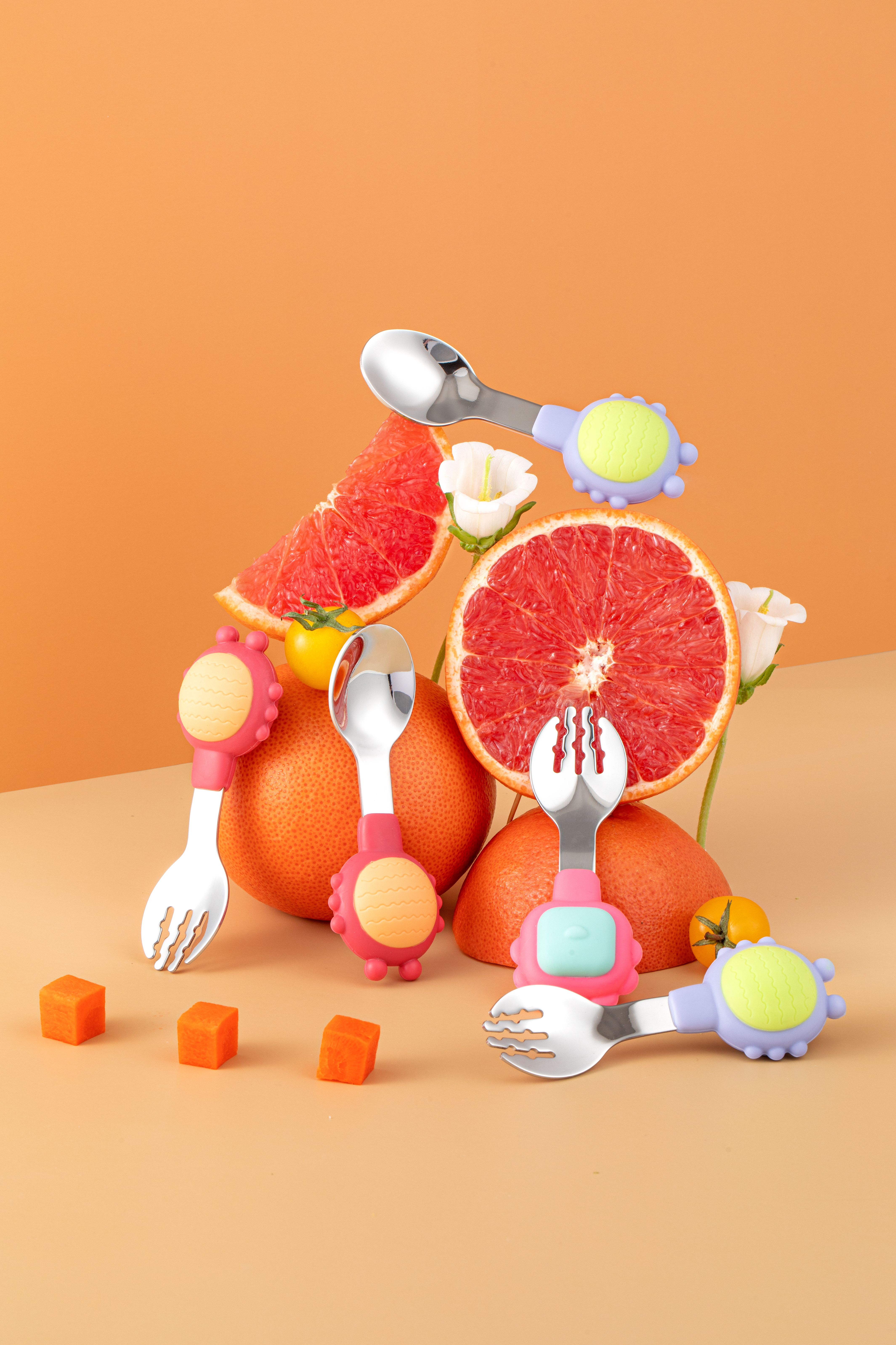 children，stainless steel，Fork spoon，having dinner，Mother and baby，