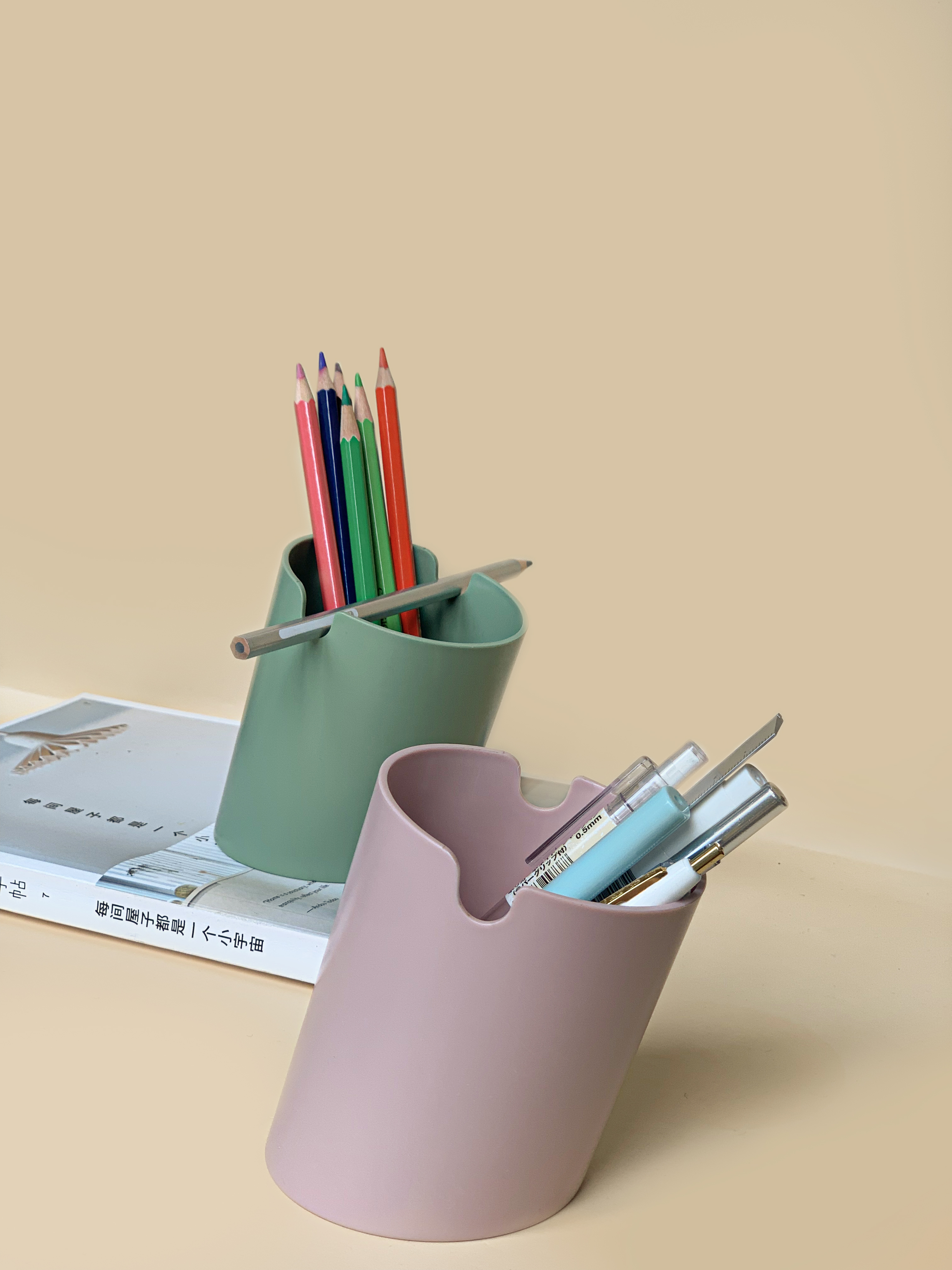 pen container，Original stationery design，Office Supplies，Mobile phone bracket，Penholder design，