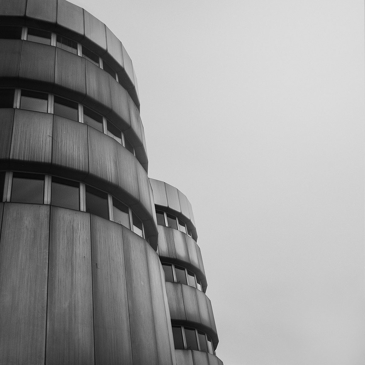 building，Black and white version，gaze，concrete，