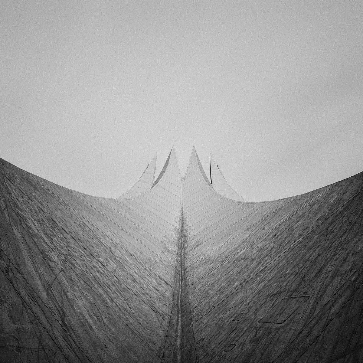 building，Black and white version，gaze，concrete，