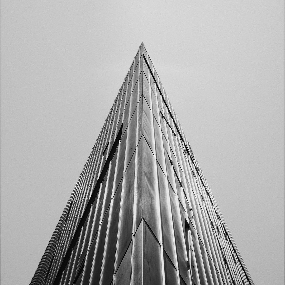 building，Black and white version，gaze，concrete，