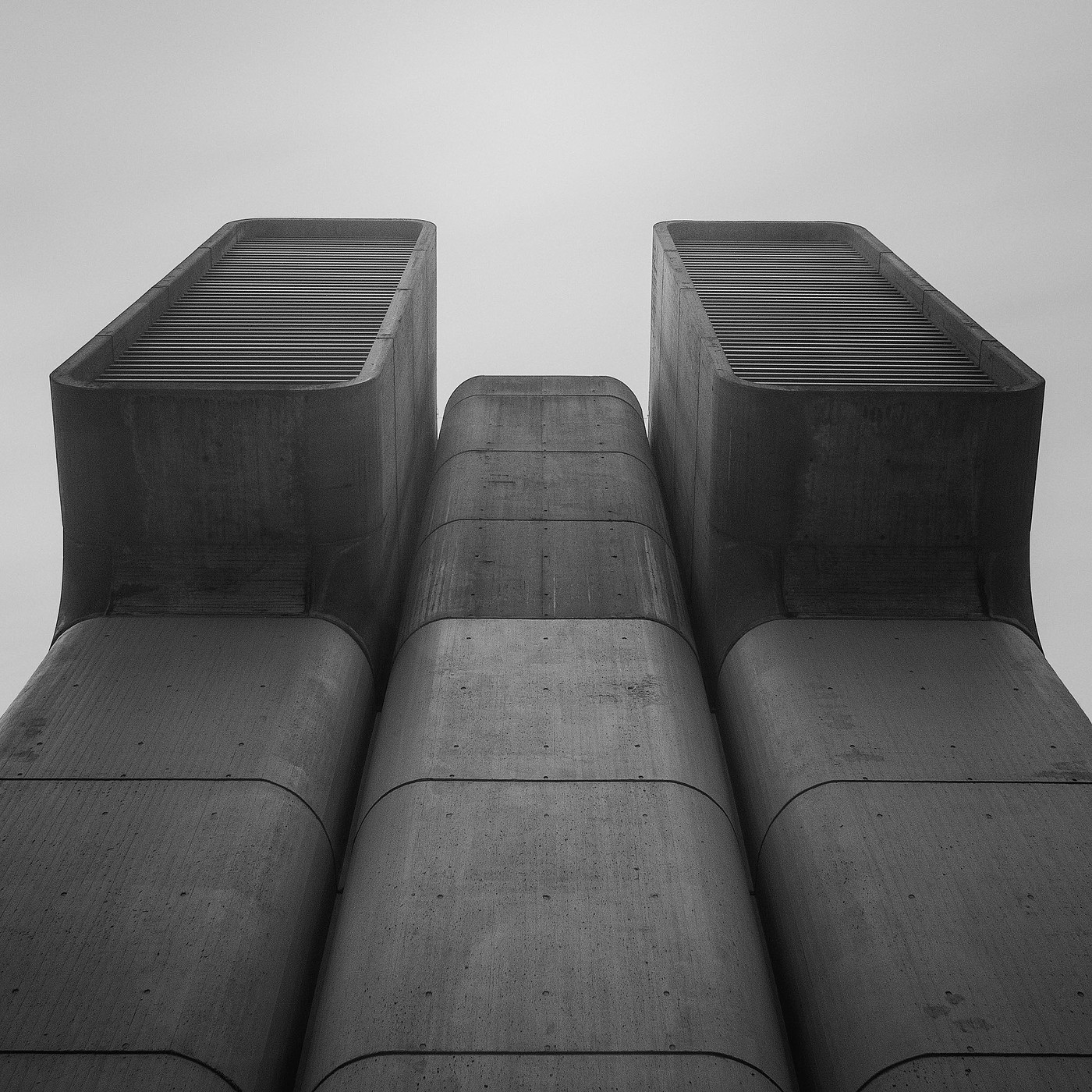 building，Black and white version，gaze，concrete，