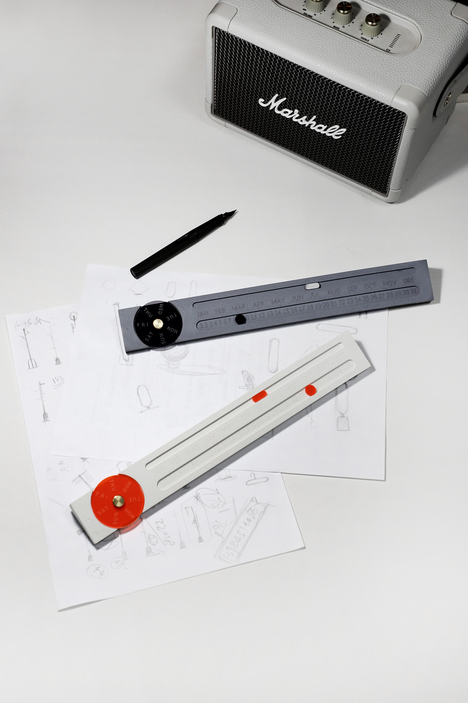 Several degrees of gray，perpetual calendar，