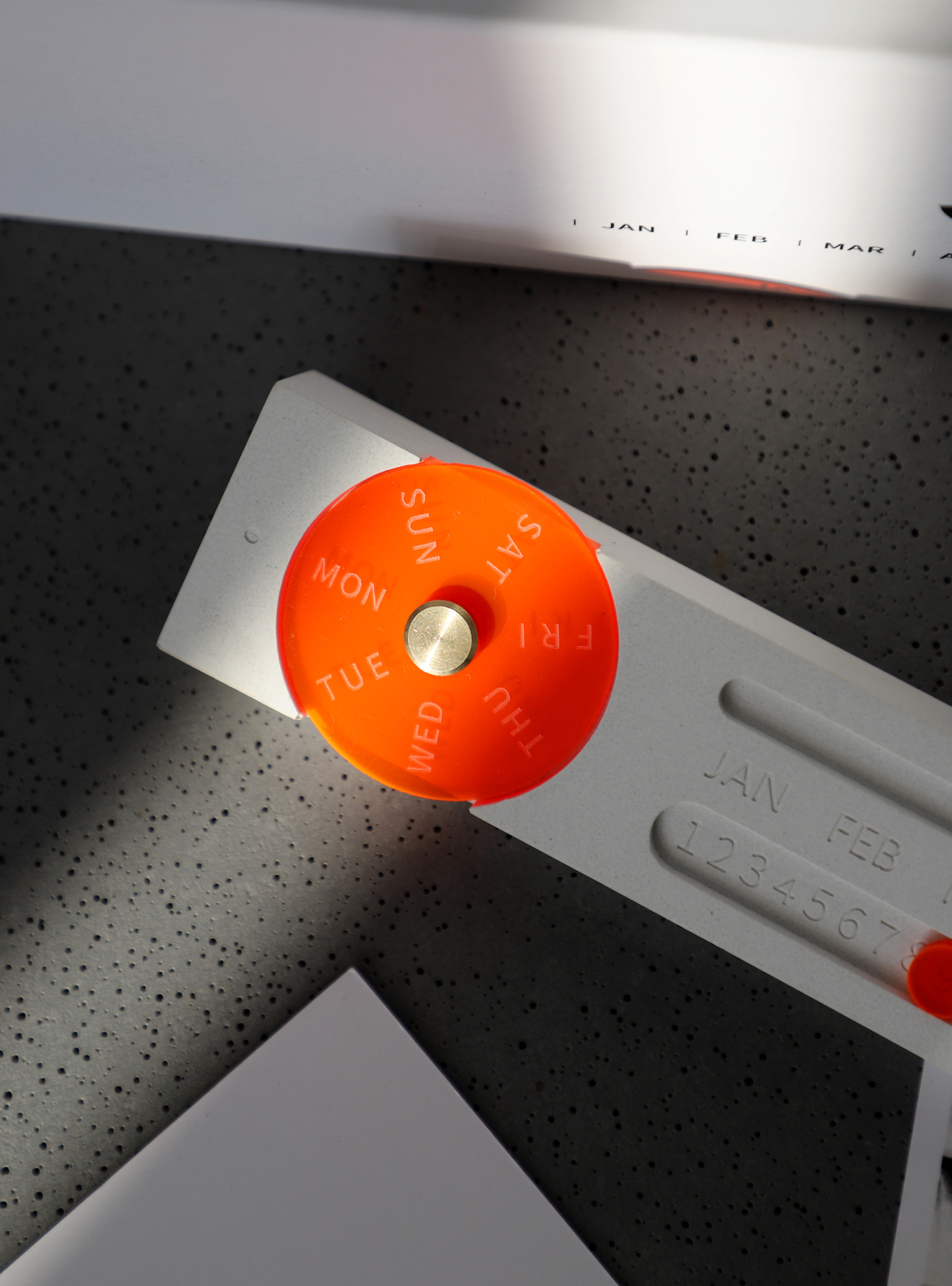 Several degrees of gray，perpetual calendar，