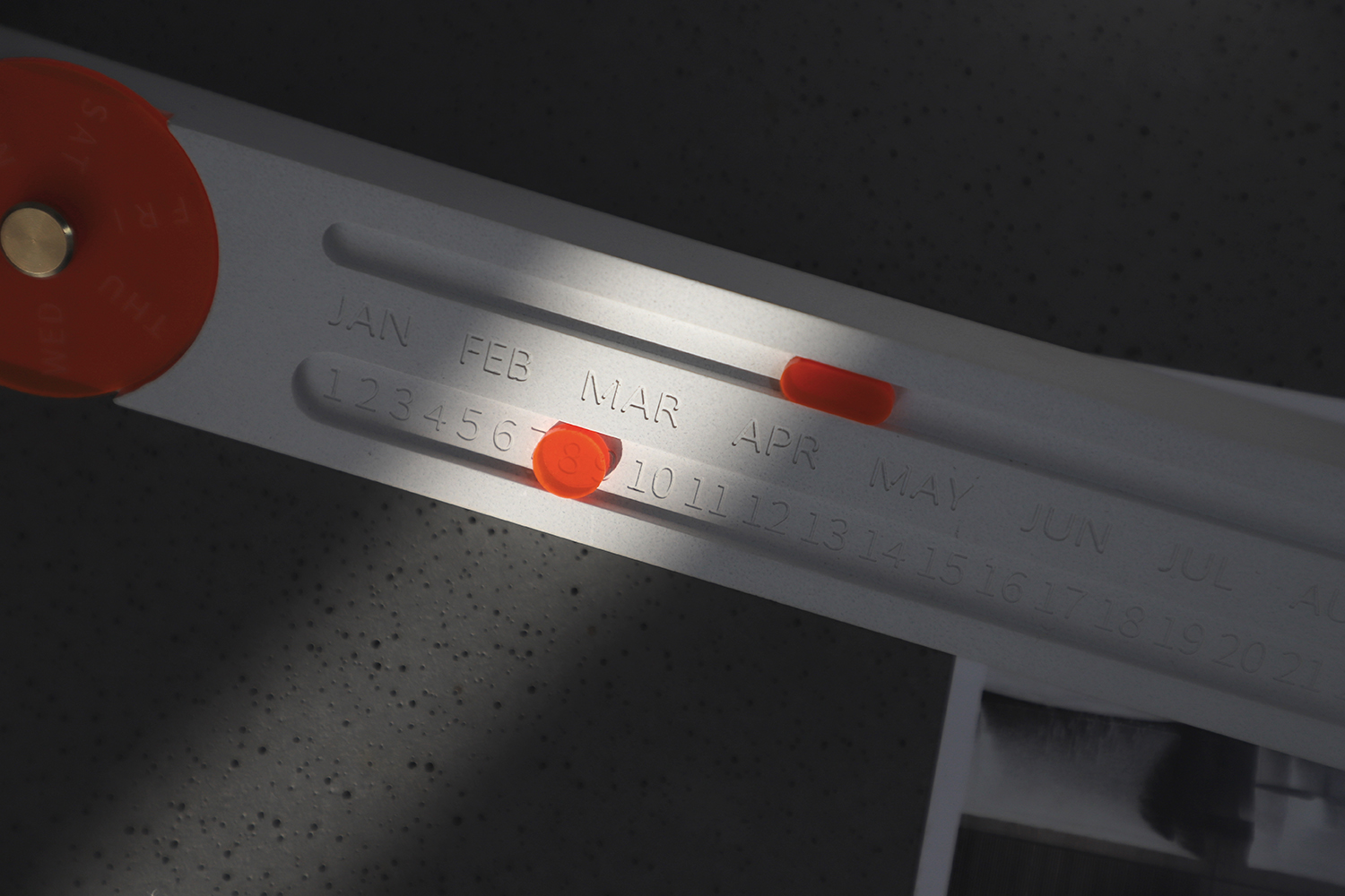 Several degrees of gray，perpetual calendar，