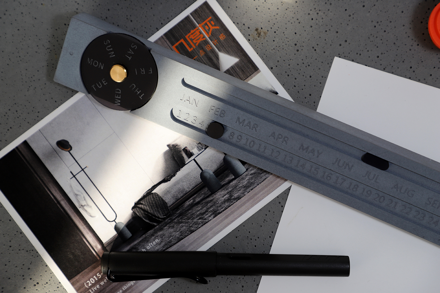 Several degrees of gray，perpetual calendar，