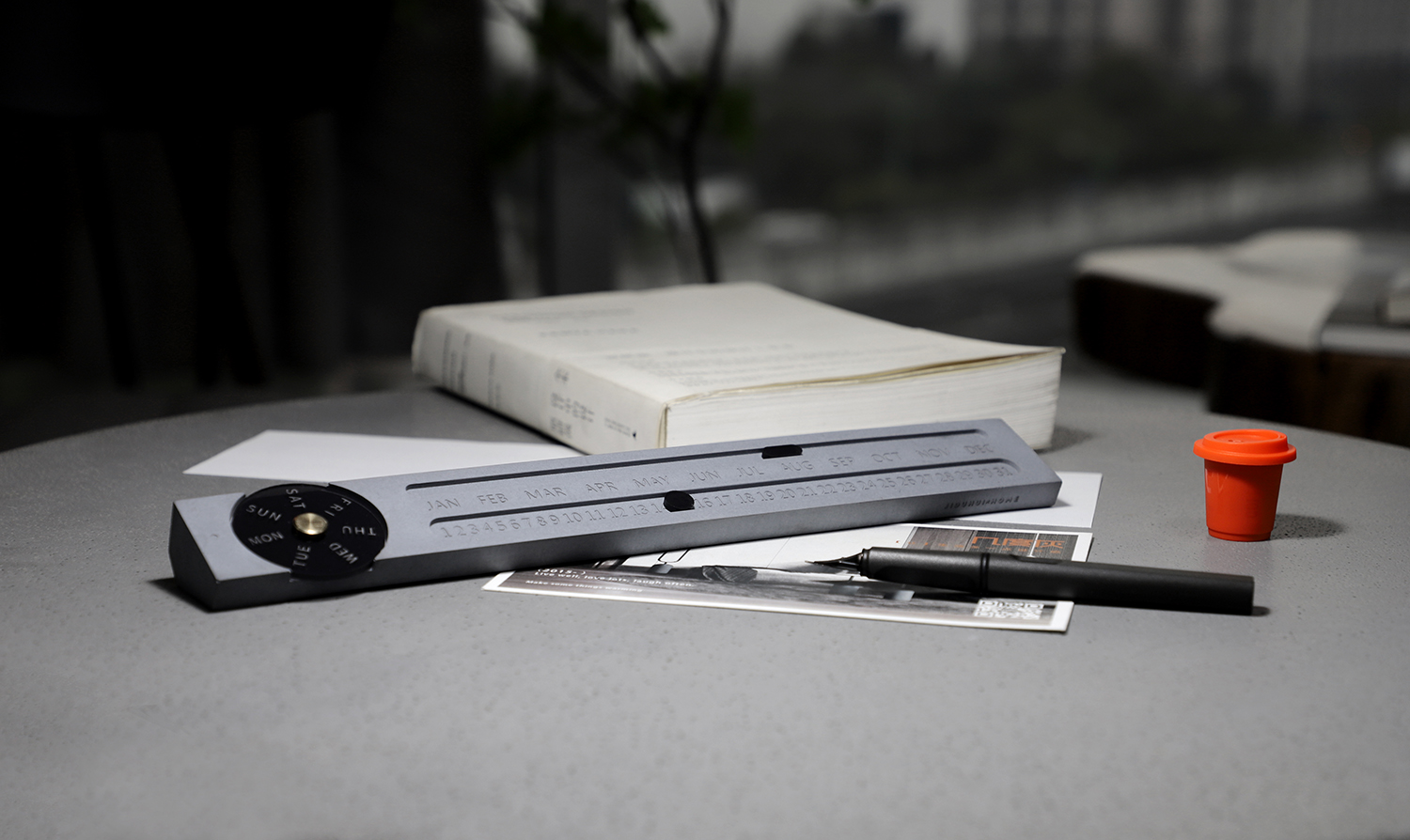 Several degrees of gray，perpetual calendar，