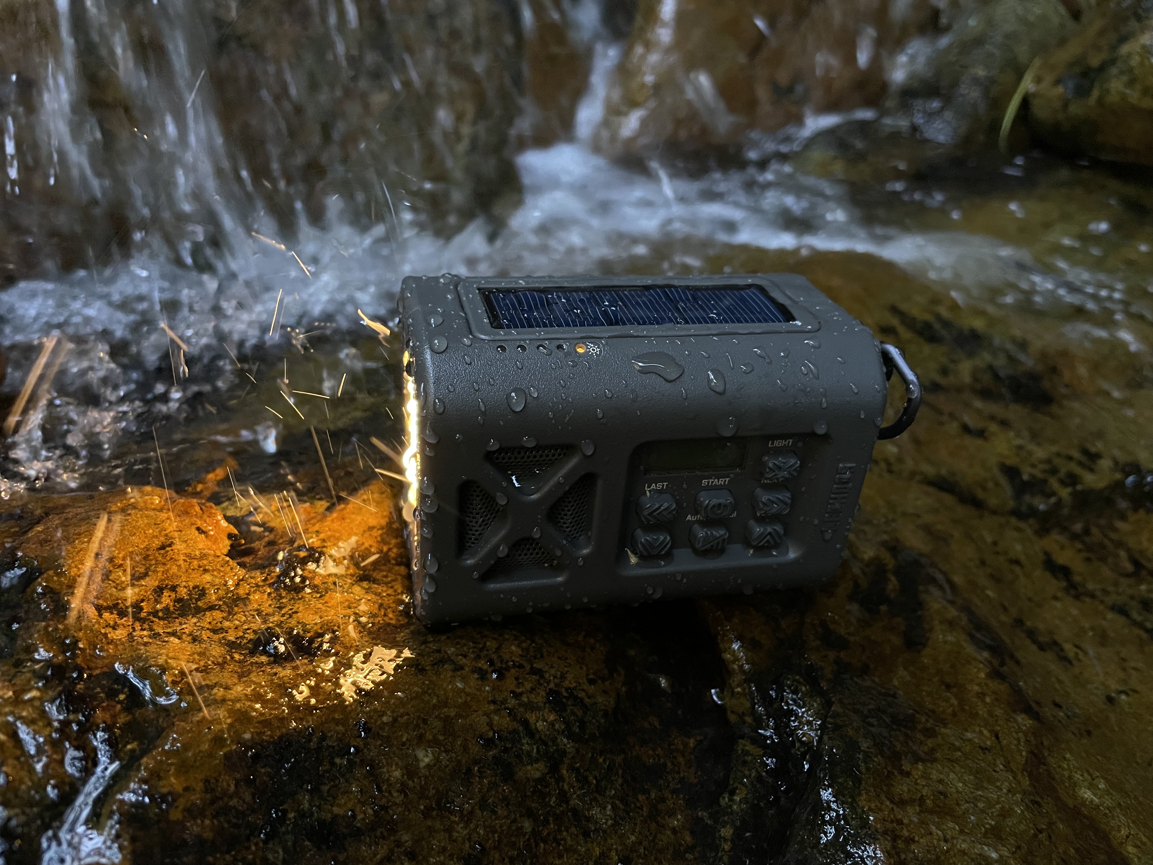 outdoors，meet an emergency，radio，Flashlight，Hand power generation，on foot，camping，Amazon，