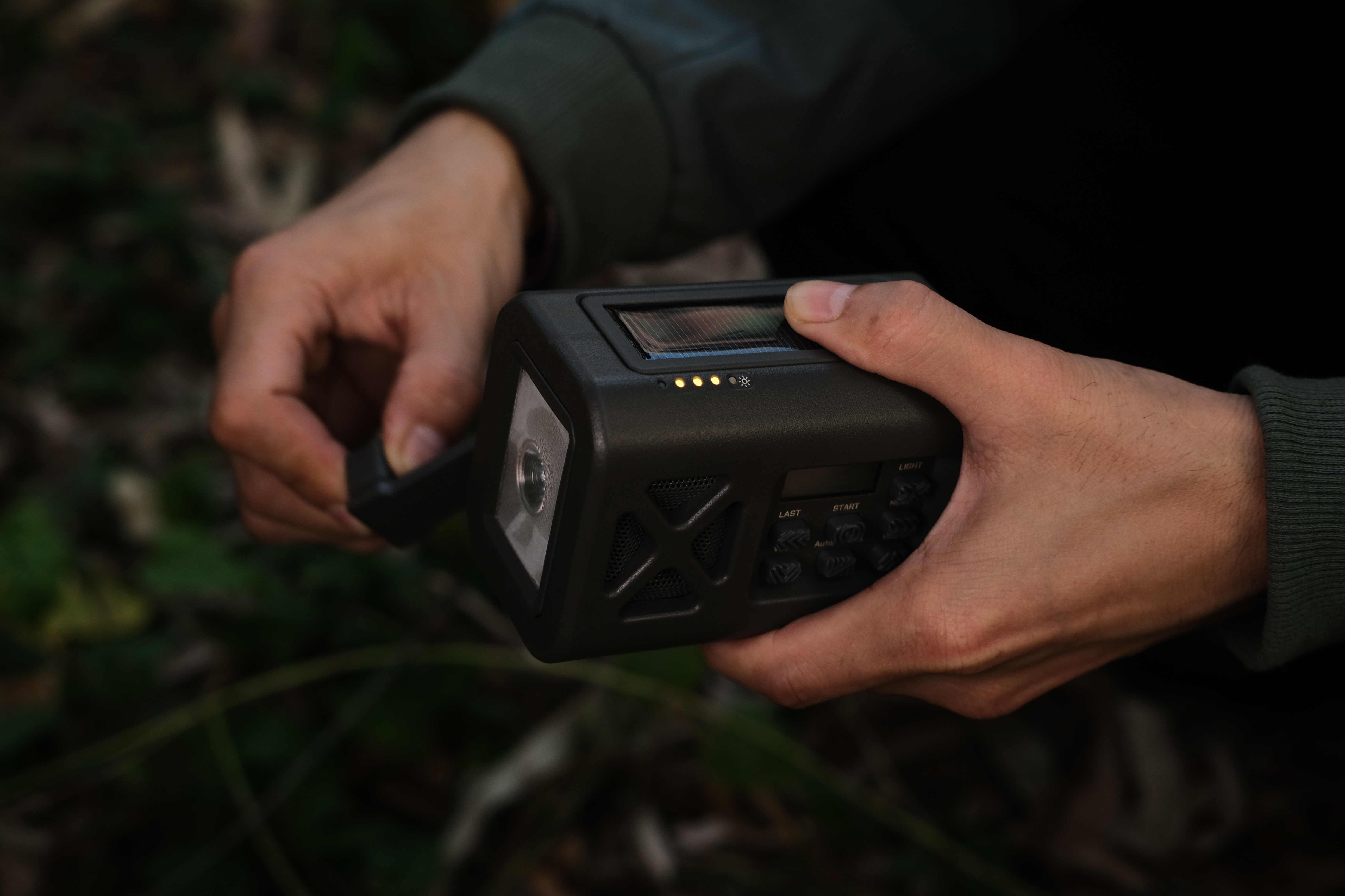 outdoors，meet an emergency，radio，Flashlight，Hand power generation，on foot，camping，Amazon，