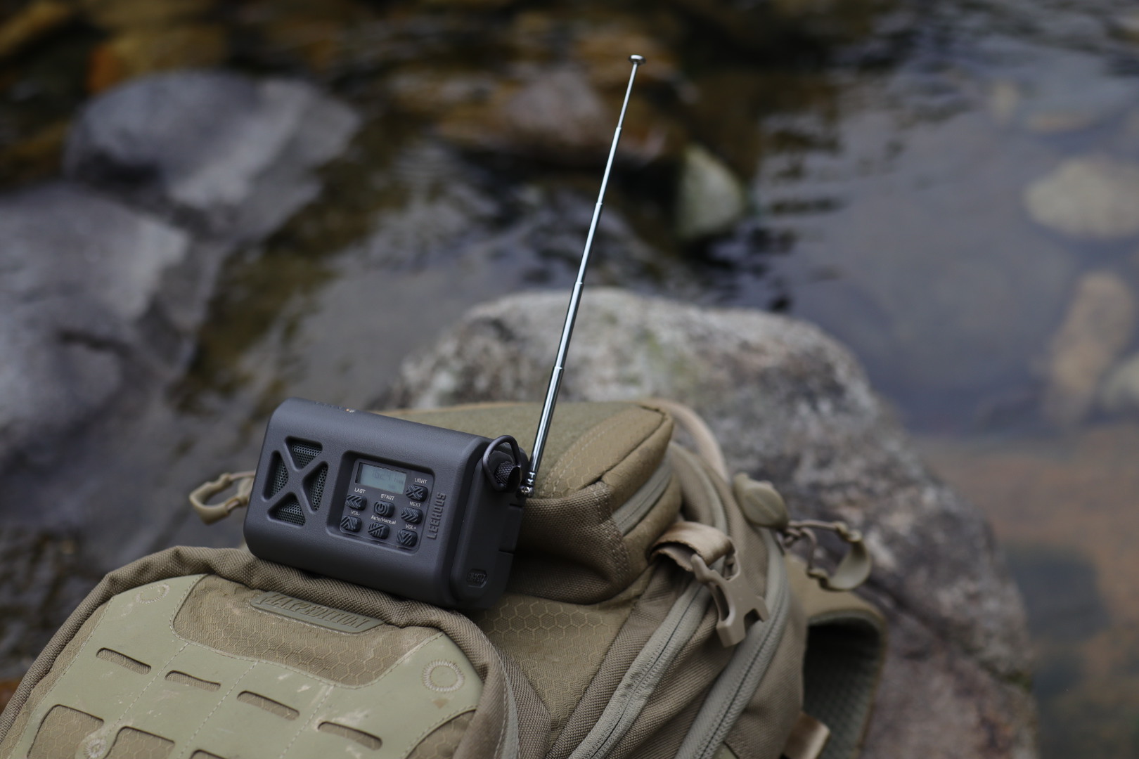 outdoors，meet an emergency，radio，Flashlight，Hand power generation，on foot，camping，Amazon，