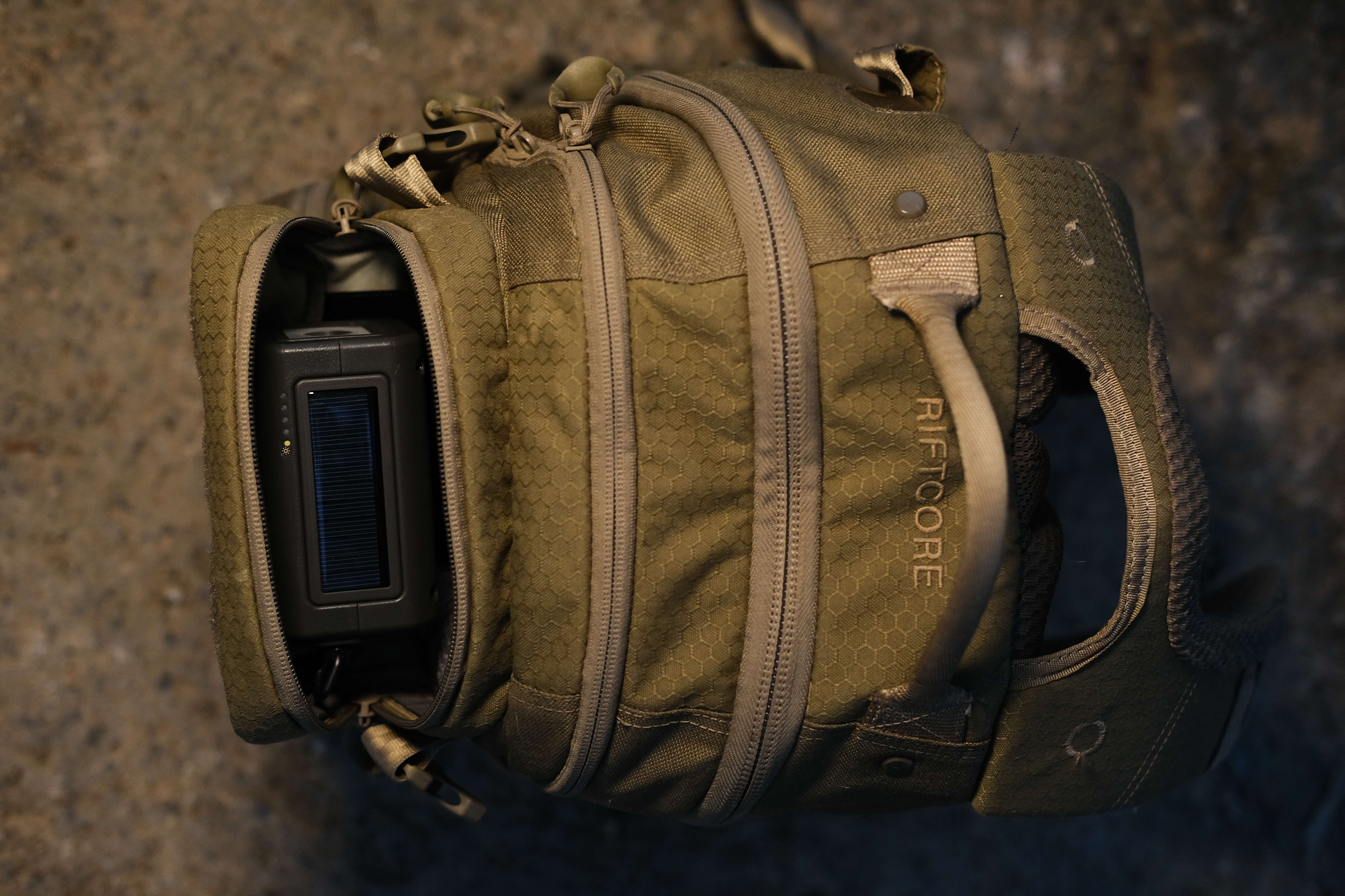 outdoors，meet an emergency，radio，Flashlight，Hand power generation，on foot，camping，Amazon，