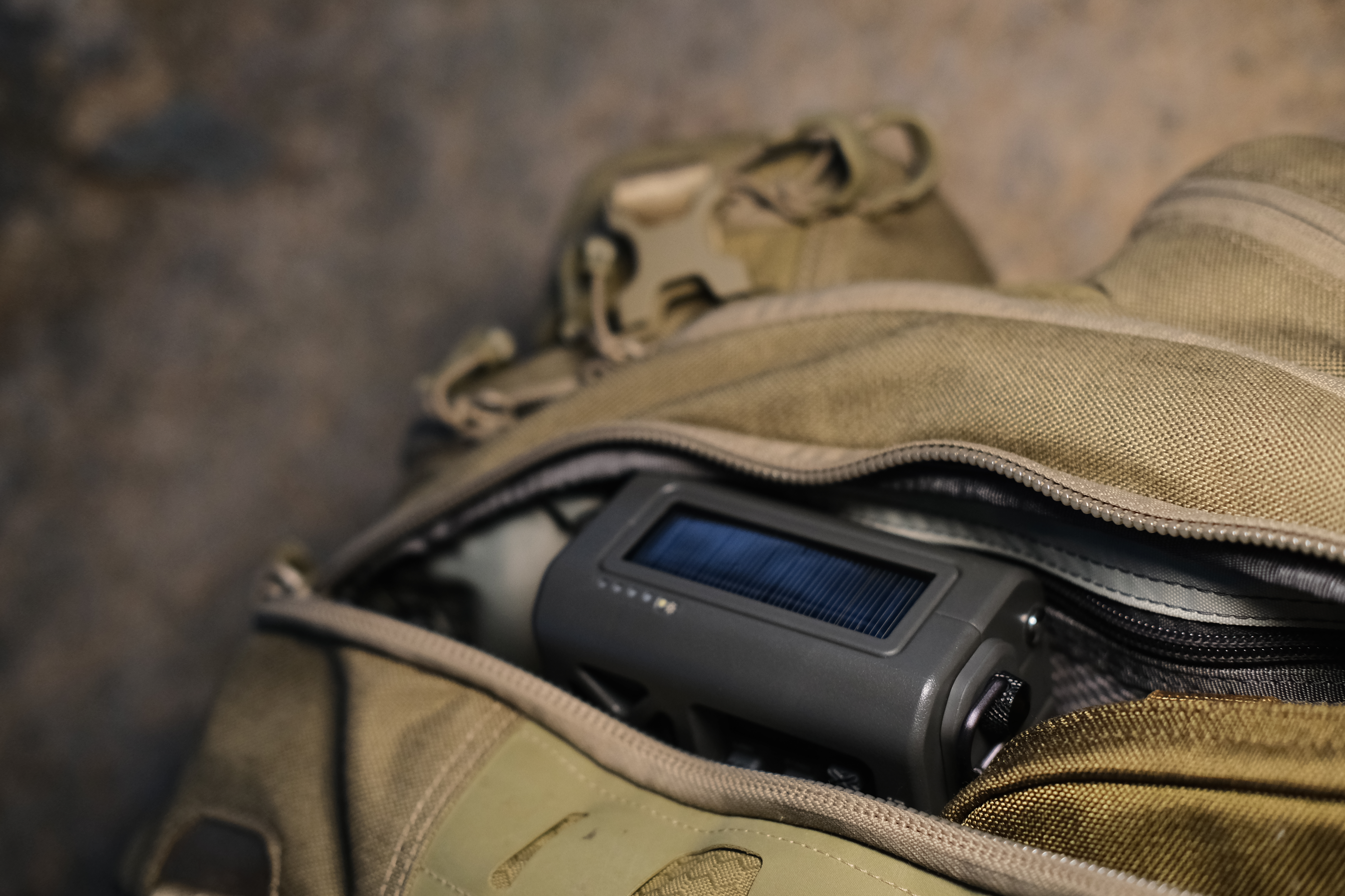 outdoors，meet an emergency，radio，Flashlight，Hand power generation，on foot，camping，Amazon，