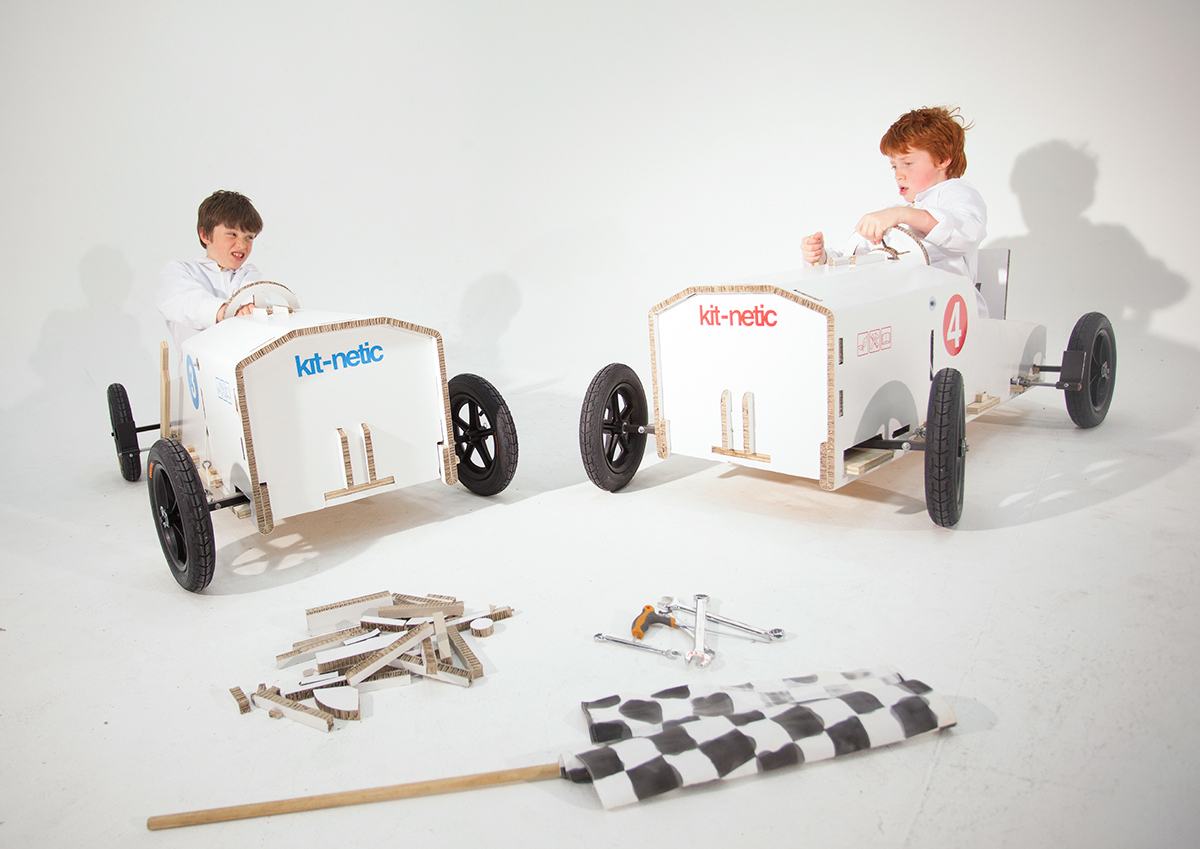 boy，children，racing，Toys，paper，Corrugated paper，