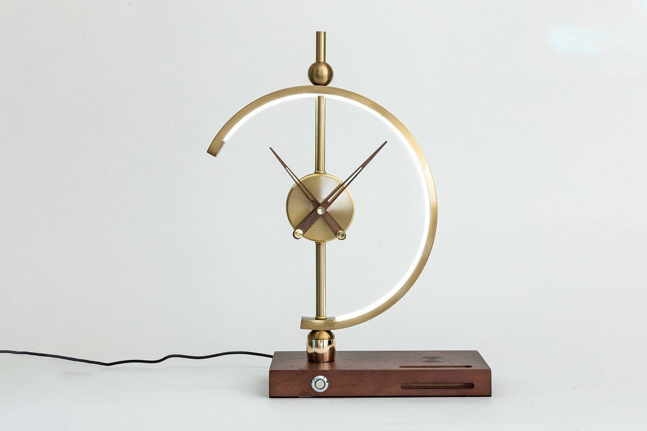 Kongsu clock light，Fashion furniture，Desktop decorations，Metallic texture，