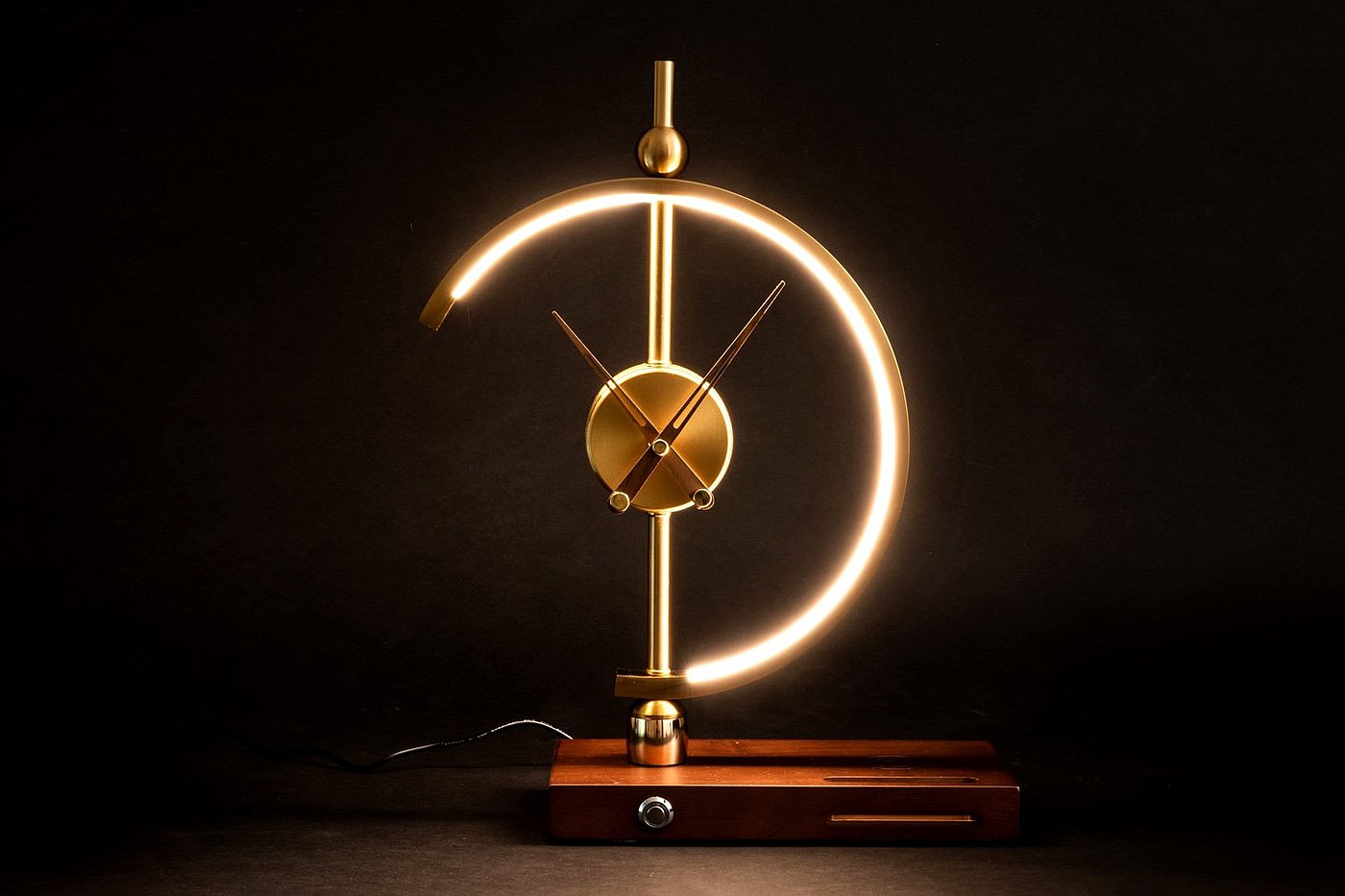 Kongsu clock light，Fashion furniture，Desktop decorations，Metallic texture，