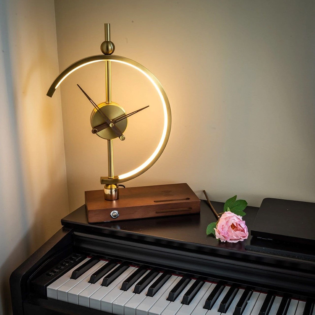 Kongsu clock light，Fashion furniture，Desktop decorations，Metallic texture，