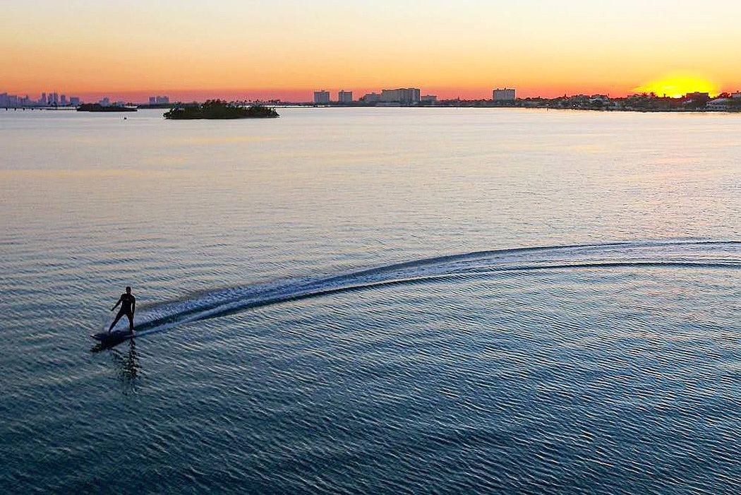 Surf board，Skate，outdoors，motion，