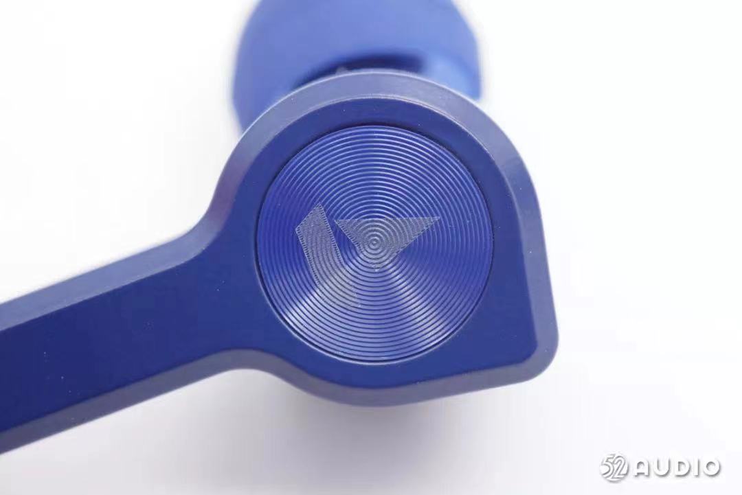 TWS wireless Bluetooth headset painted a few years ago，