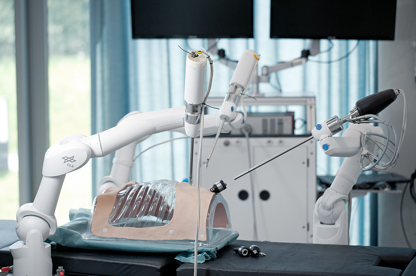 DLR，robot，medical care，multi-function，