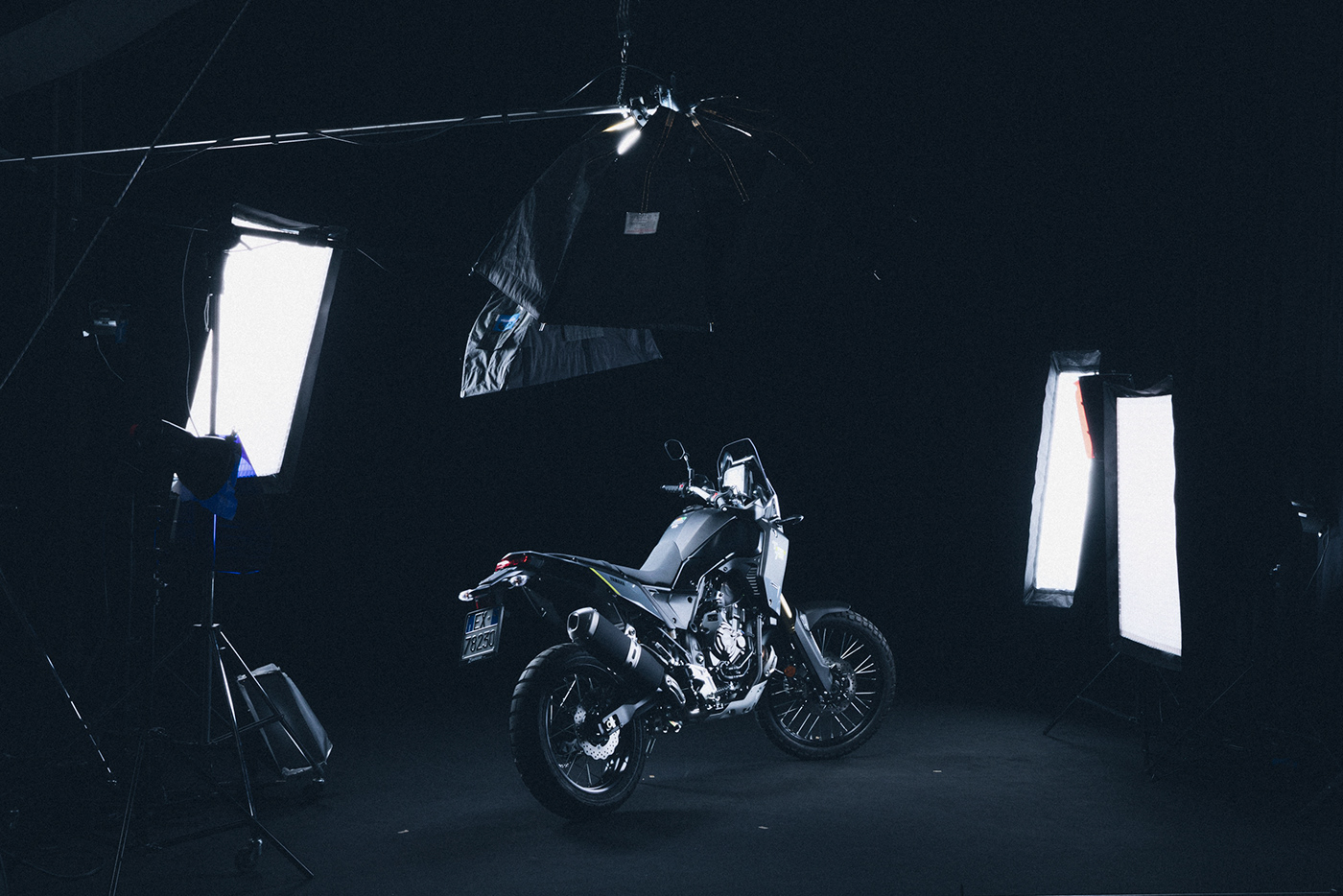 YamahaT700，motorcycle，background，lighting，Photography，