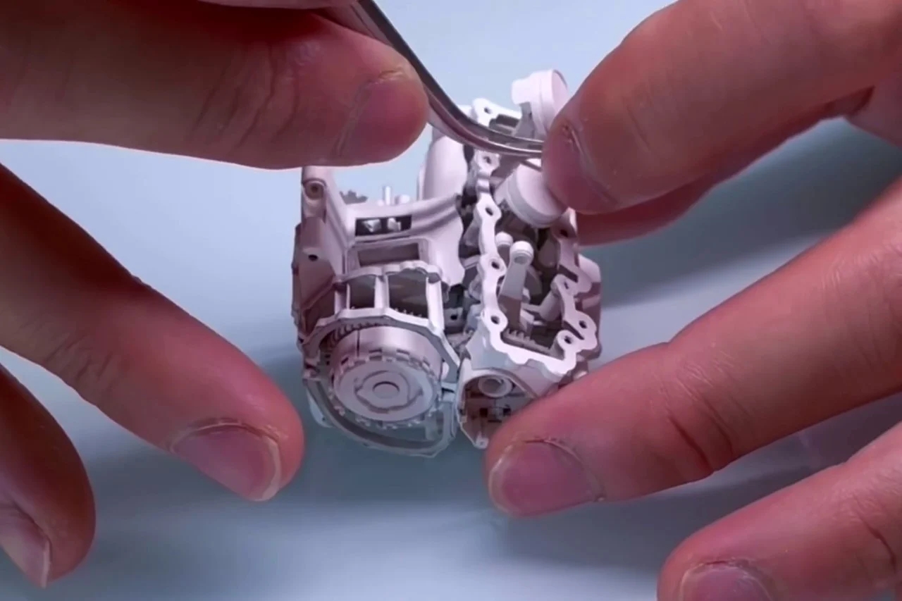 motorcycle，Model，paper ，careful，