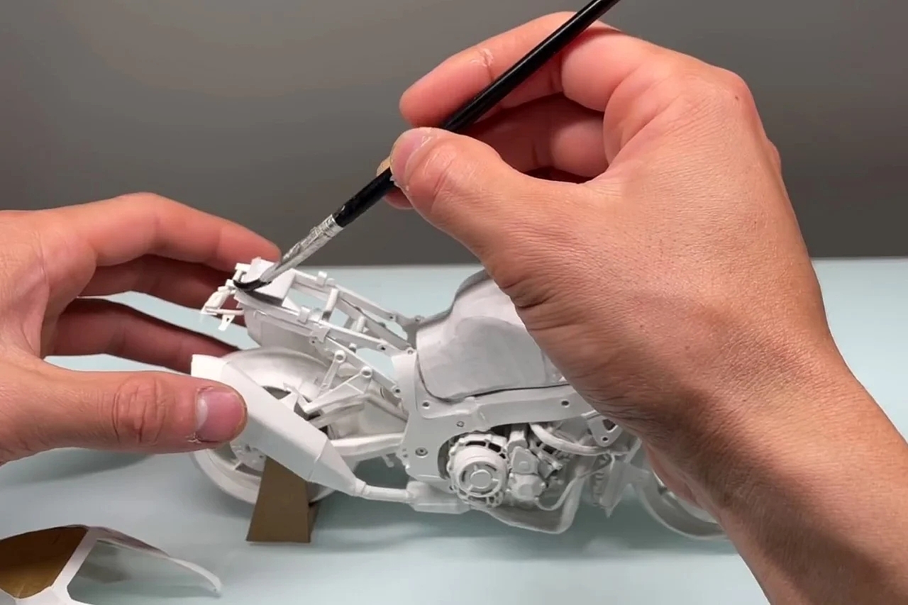 motorcycle，Model，paper ，careful，