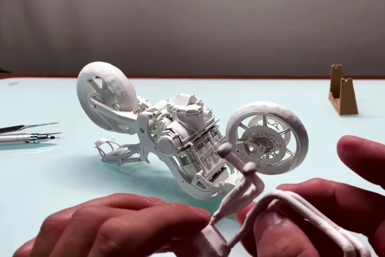 motorcycle，Model，paper ，careful，