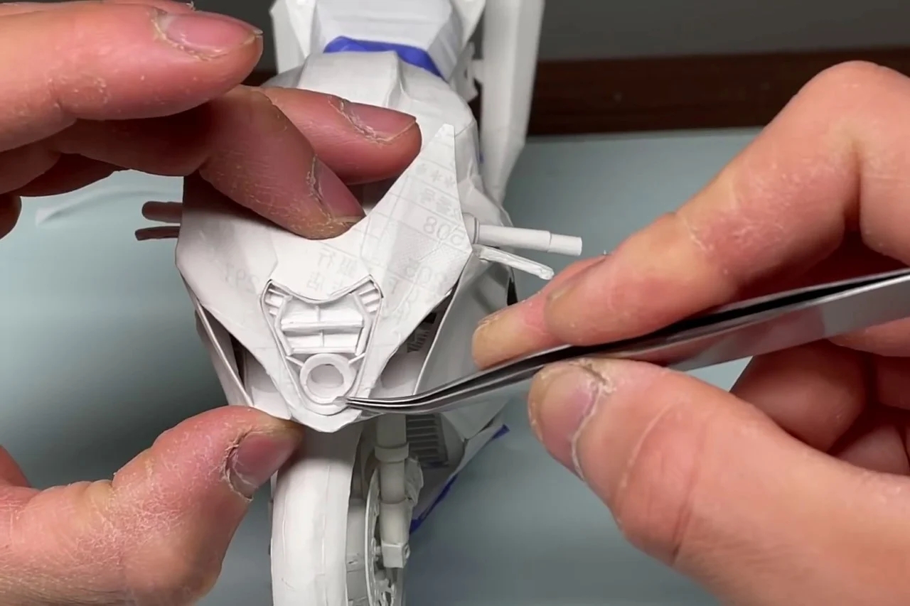 motorcycle，Model，paper ，careful，