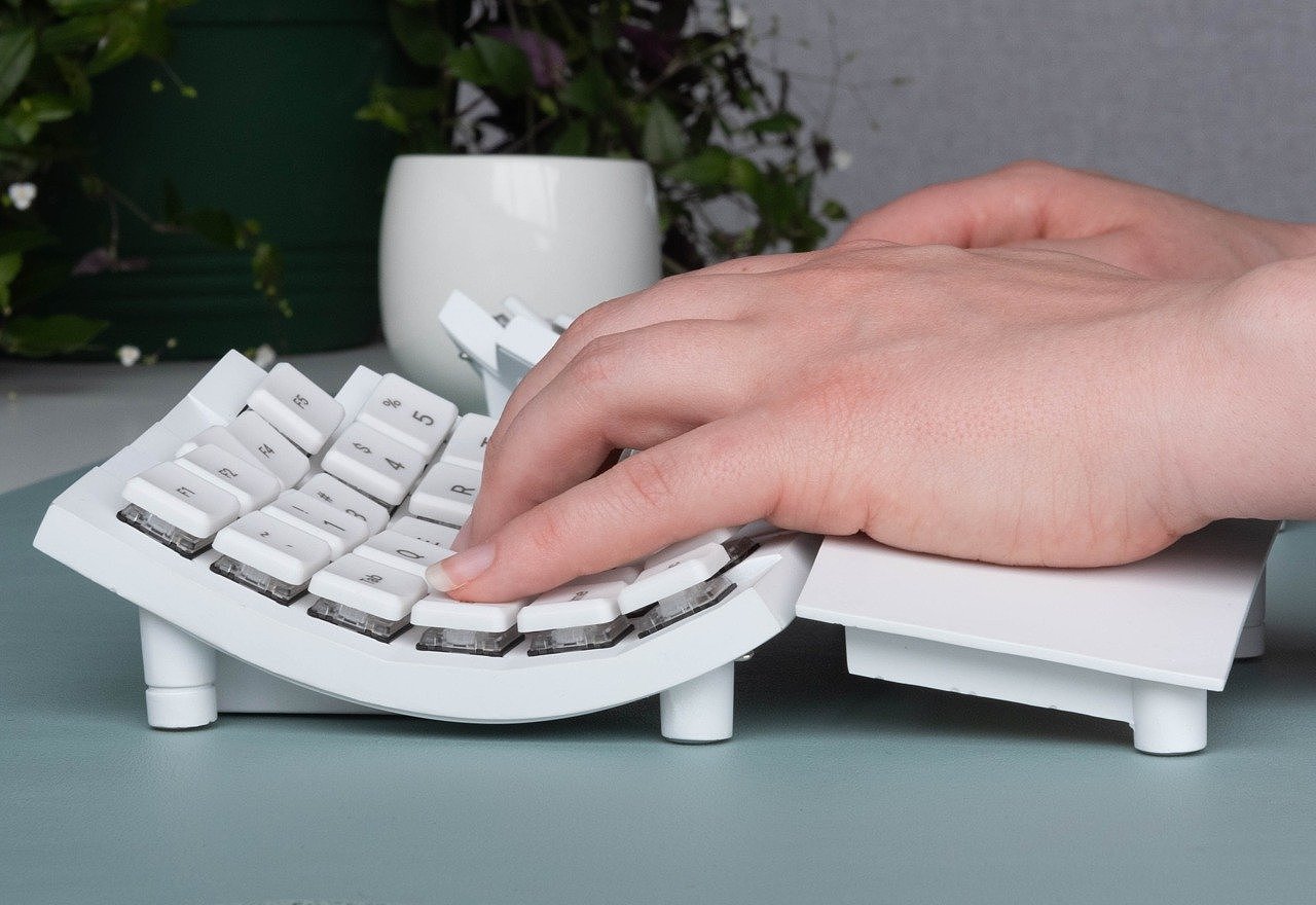 Ergonomics，Glove80，Split keyboard，Customizable，product design，