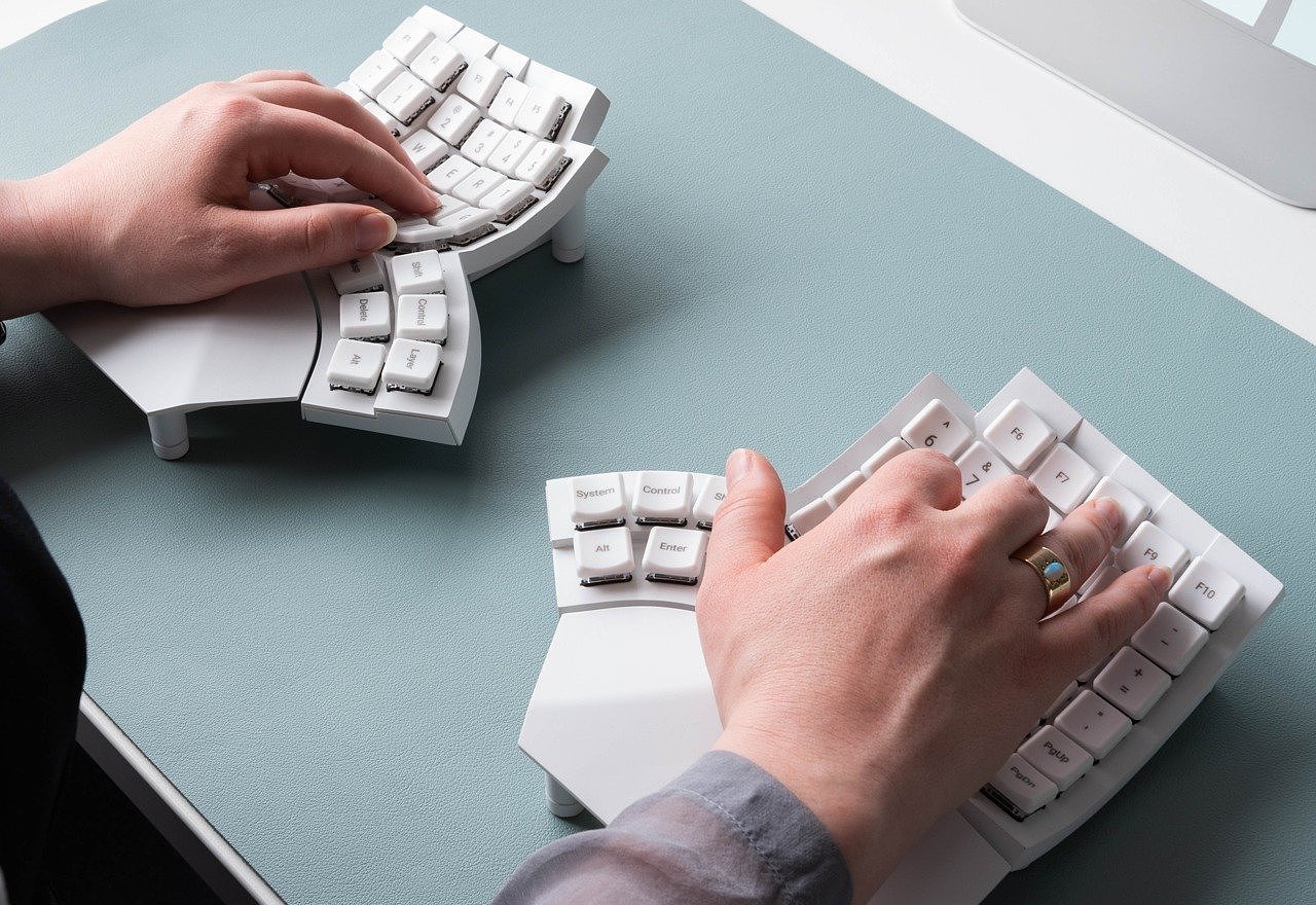 Ergonomics，Glove80，Split keyboard，Customizable，product design，