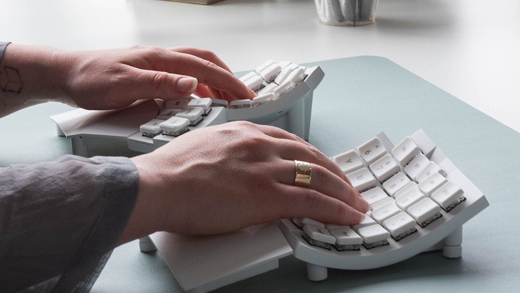 Ergonomics，Glove80，Split keyboard，Customizable，product design，