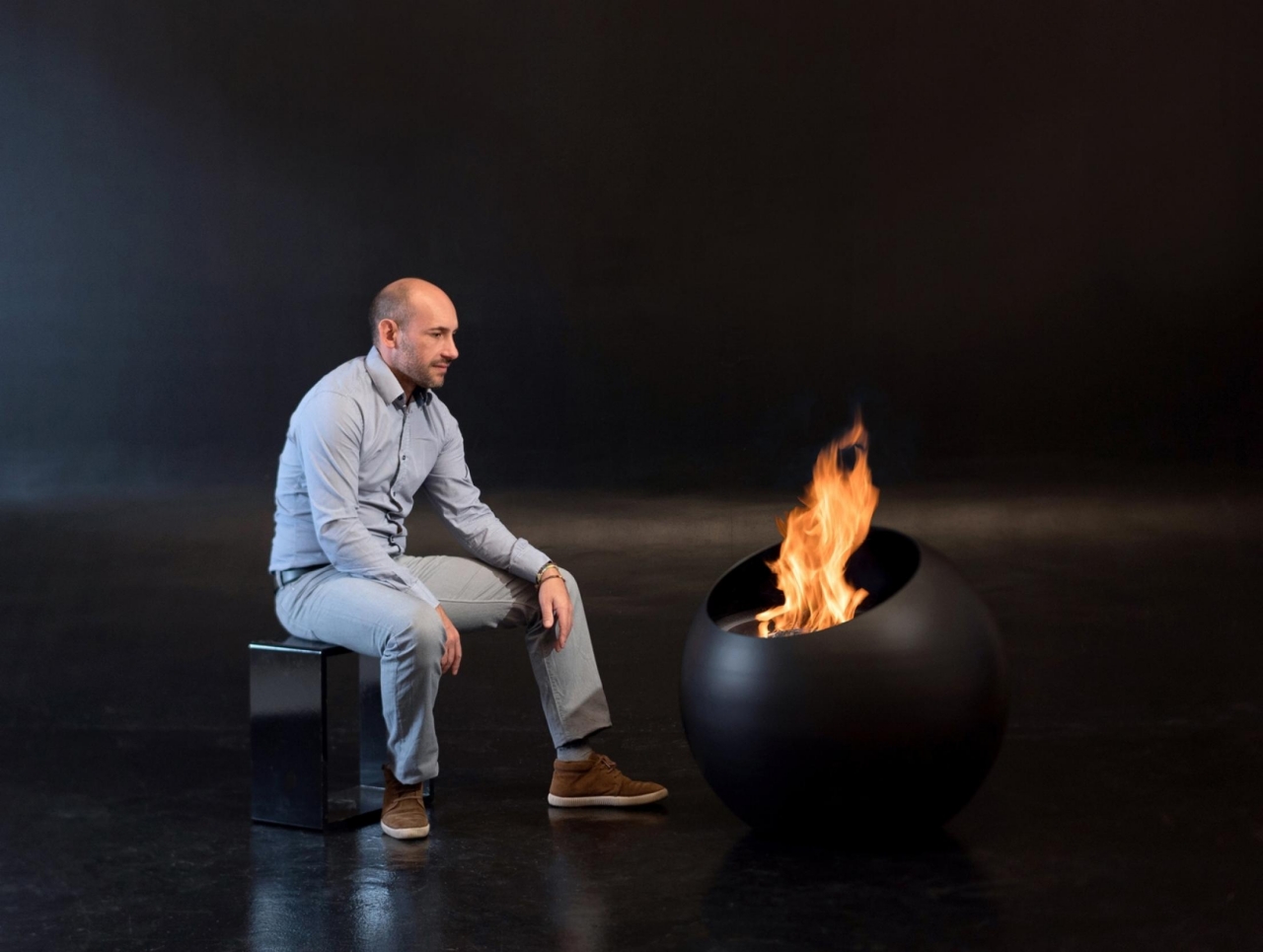 outdoors，burning，fire，warm oneself，furnace，