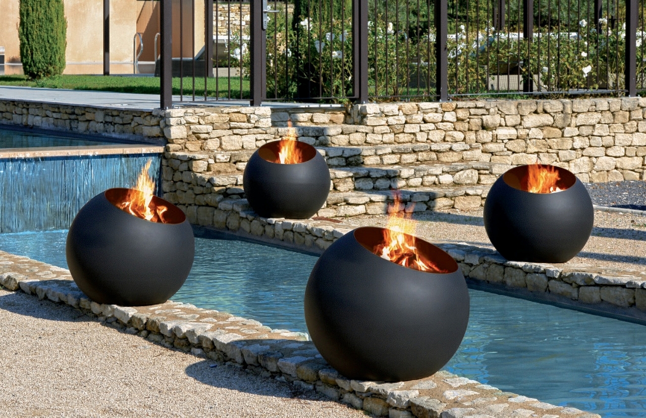 outdoors，burning，fire，warm oneself，furnace，