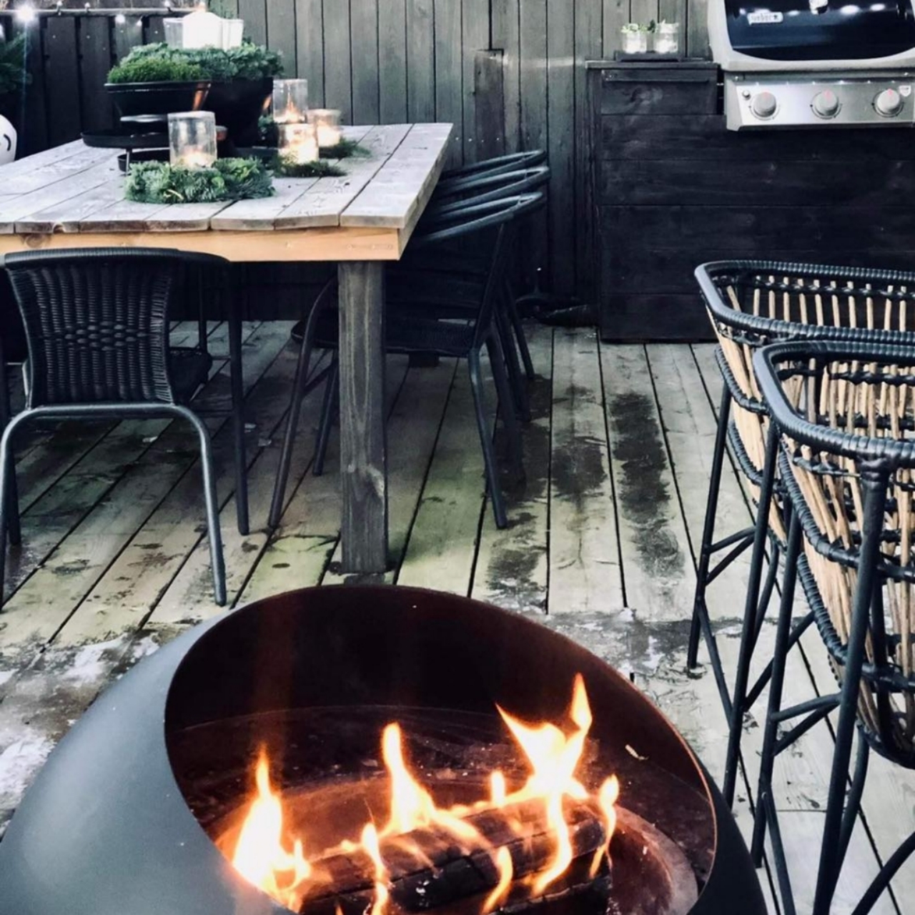 outdoors，burning，fire，warm oneself，furnace，