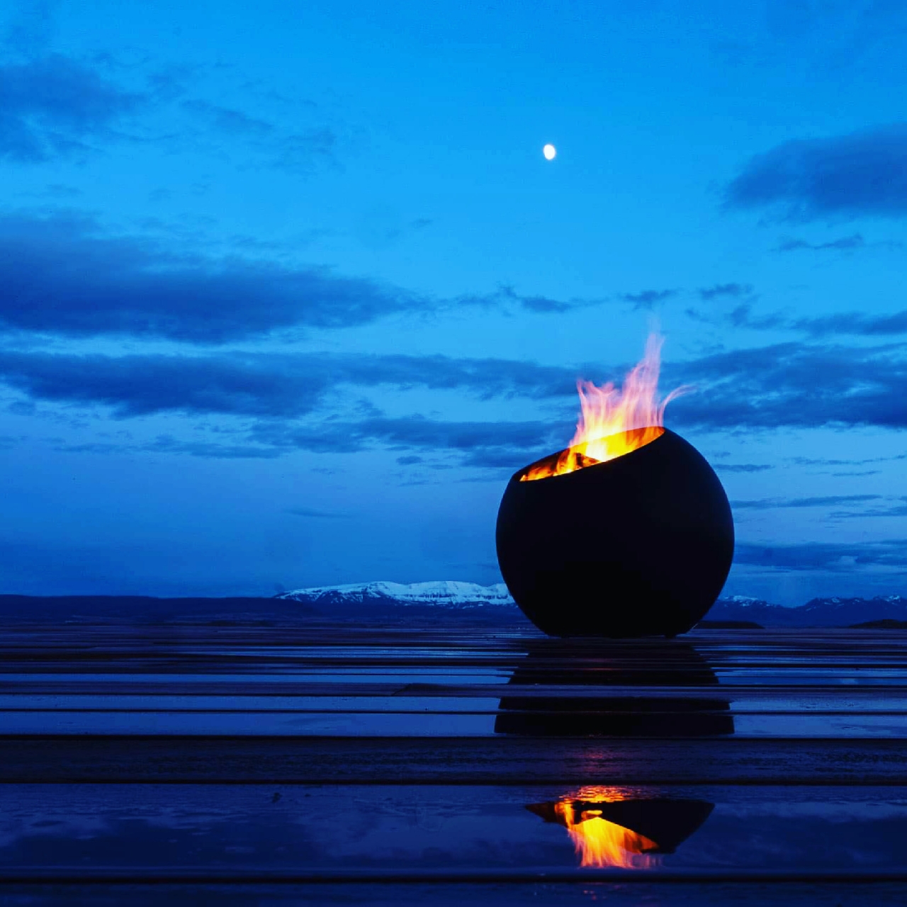 outdoors，burning，fire，warm oneself，furnace，