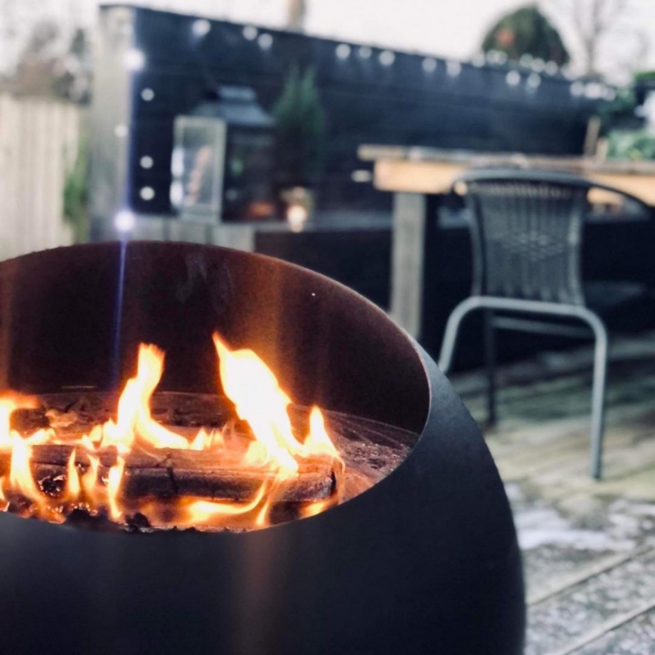 outdoors，burning，fire，warm oneself，furnace，