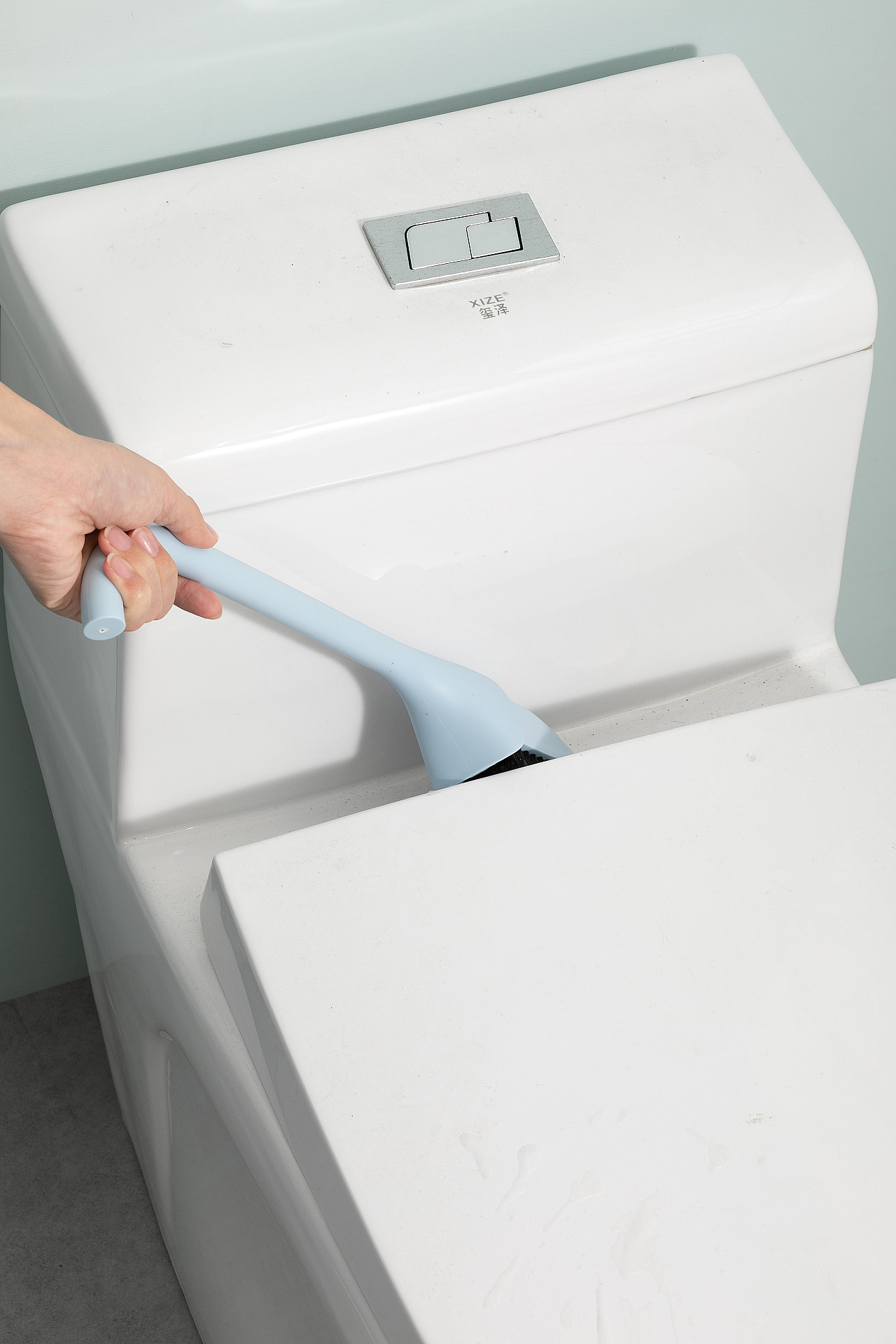 Wall mounted dual-purpose toilet brush，